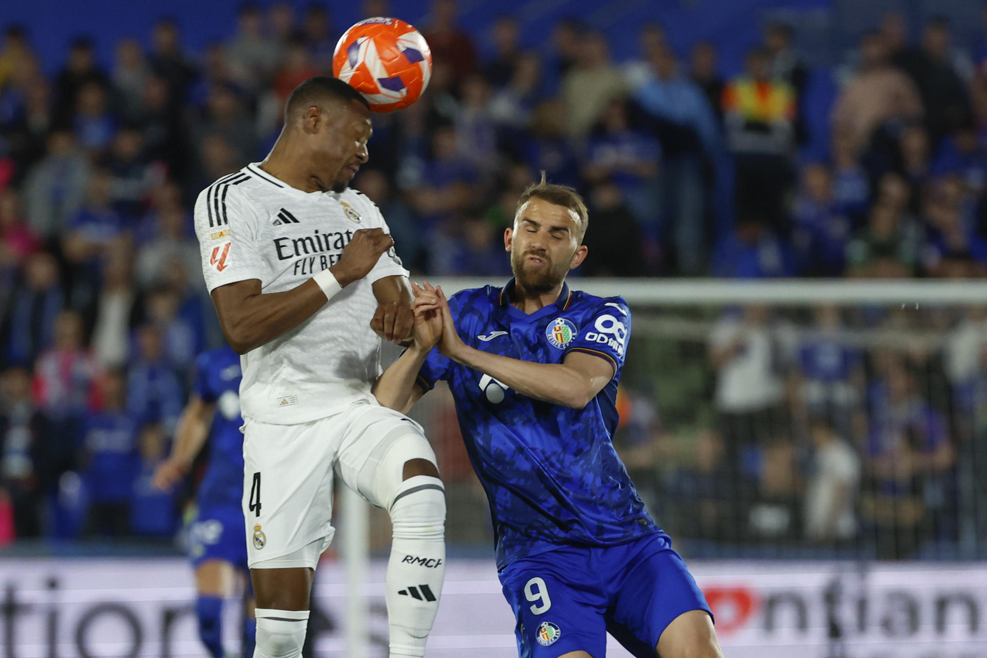 El defensa austriaco del Real Madrid, David Alaba (i), despeja el balón ante el delantero del Getafe, Borja Mayoral,en foto de archivo de Juanjo Martín. EFE