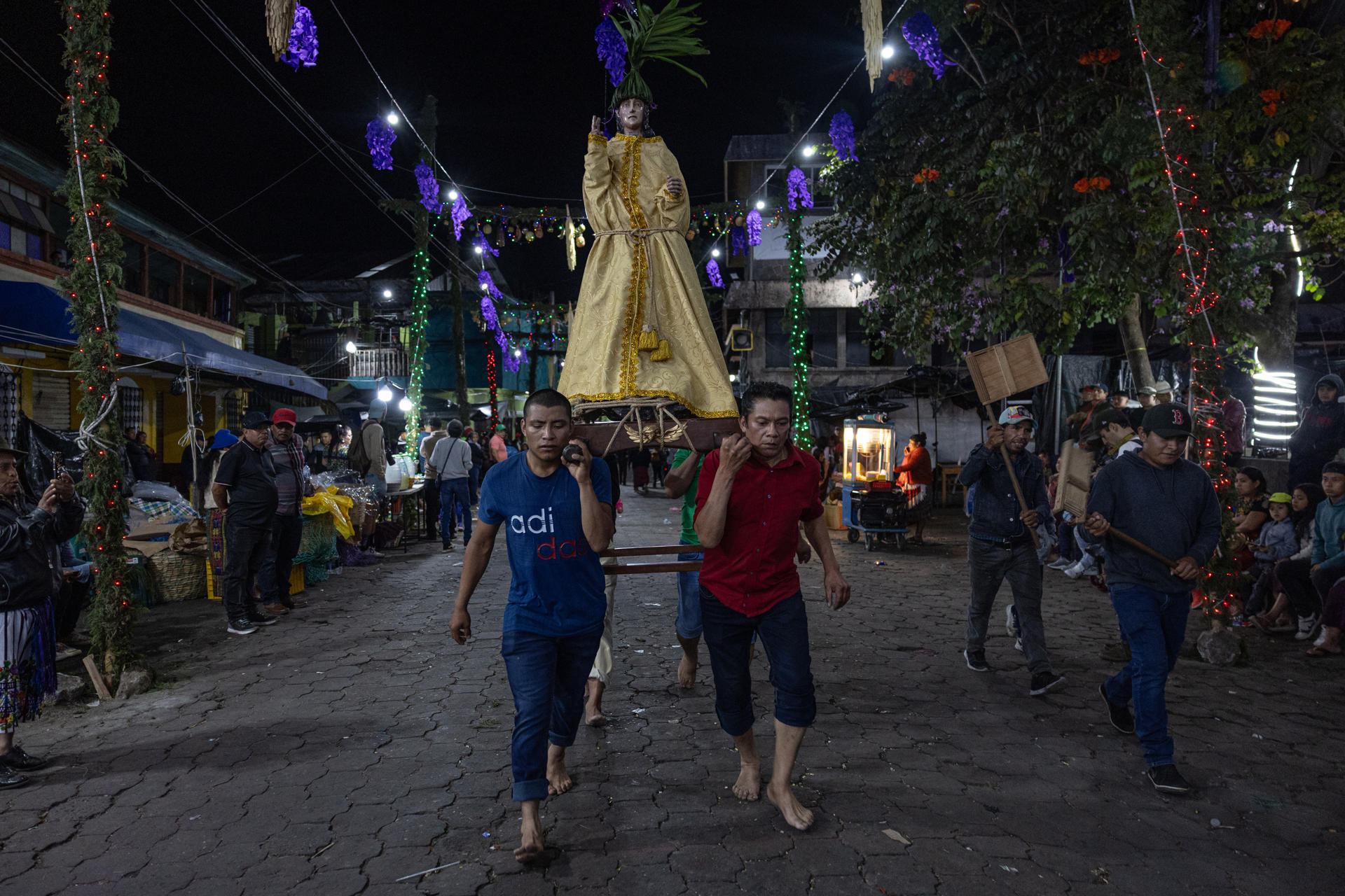 Fieles católicos cargan la imagen de la virgen María, durante una procesión del Viernes Santo, este 18 de abril, en el poblado indígena de Santiago Atitlán (Guatemala). EFE/David Toro