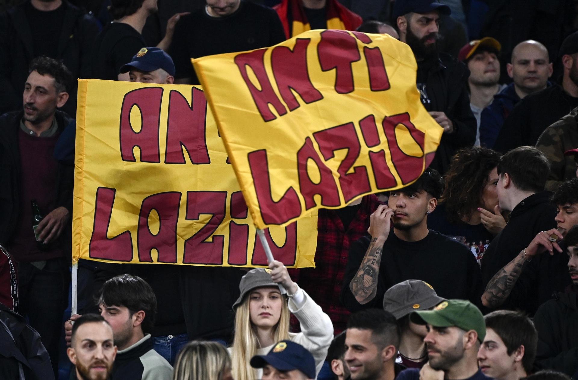 Hinchas del Roma durante el partido de la Serie A entre el SS Lazio y el AS Roma en el Olimpico de Roma. EFE/EPA/Riccardo Antimiani
