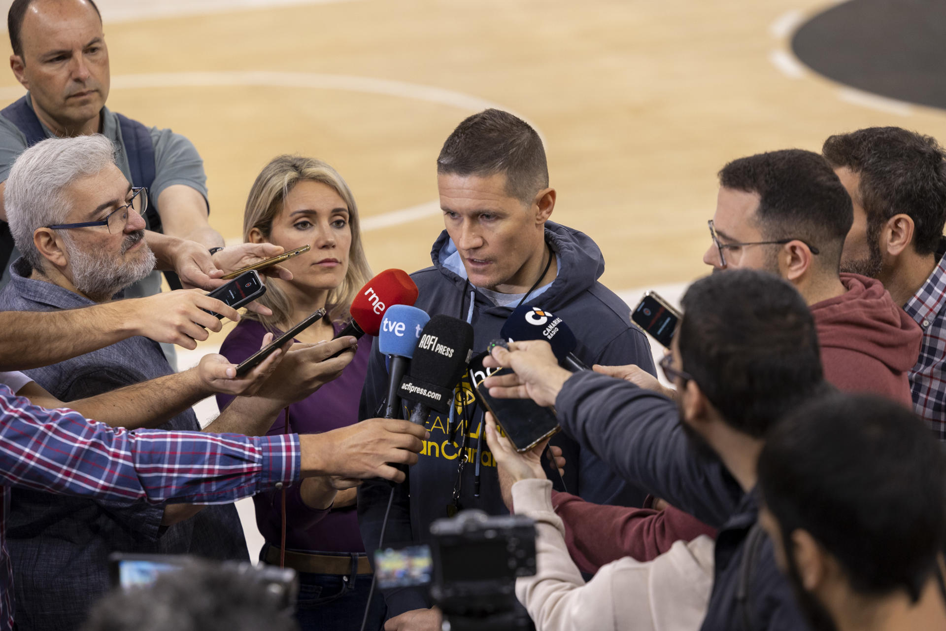 El entrenador del Dreamland Gran Canaria, Jaka Lakovic, atiende este jueves a los medios de comunicación. EFE/Quique Curbelo