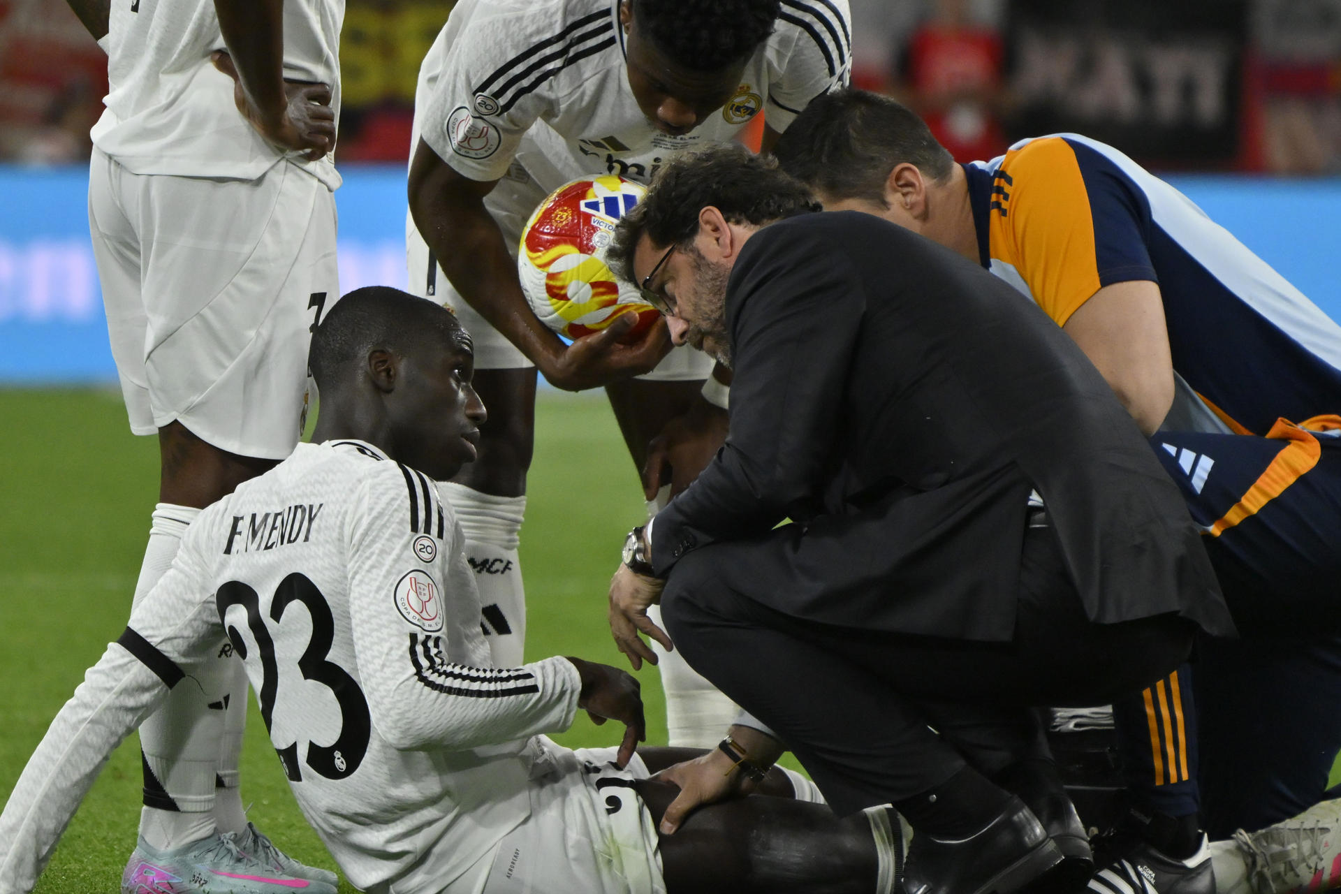 El defensa francés del Real Madrid Ferland Mendy (i) se lesiona durante la final de la Copa del Rey que disputan Real Madrid y FC Barcelona en el estadio de La Cartuja, en Sevilla. EFE/Raúl Caro.