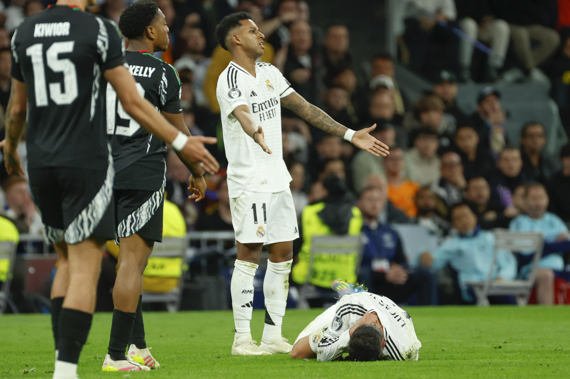 El centrocampista Real Madrid, Lucas Vázquez, se duele tras sufrir una falta durante el encuentro de vuelta de cuartos de final de la Liga de Campeones que Real Madrid y Arsenal jugaron en el estadio Santiago Bernabéu. EFE/Mariscal.
