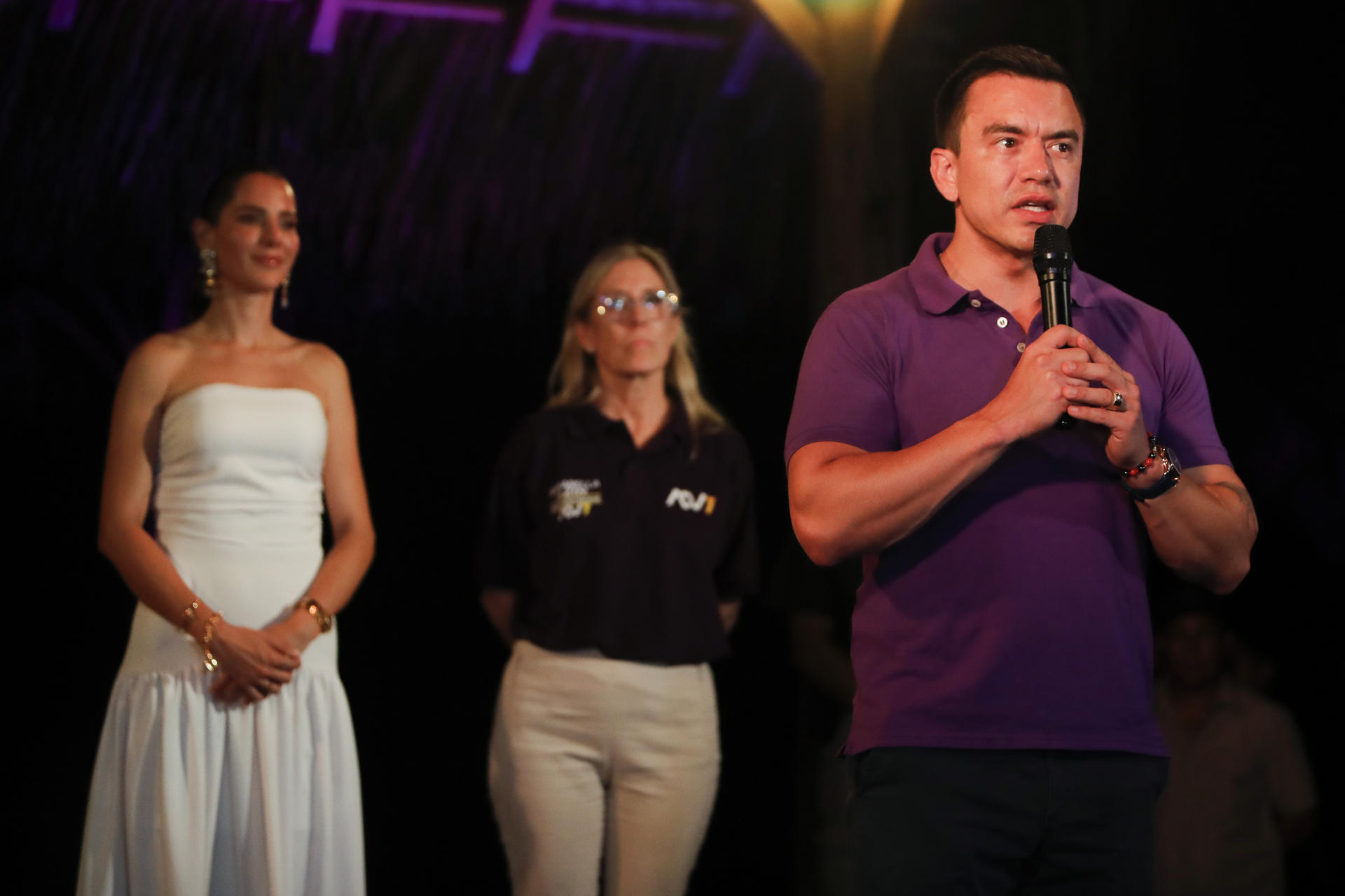 El reelecto presidente de Ecuador, Daniel Noboa, al hablar este domingo, 13 de abril, tras ganar la segunda vuelta de las elecciones presidenciales, junto a su esposa, Lavinia Valbonesi (i) y su madre, Annabella Azín Arce, en Olón (Ecuador). EFE/Carlos Durán