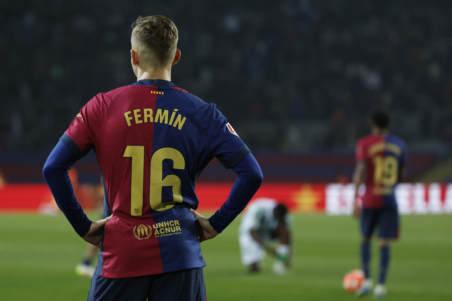 El centrocampista del FC Barcelona, Fermín López, a la finalización del encuentro correspondiente a la jornada 30 de Laliga EA Sports que han disputado FC Barcelona y Betis en el Estadio Olímpico Lluis Companys de Barcelona. EFE / Toni Albir