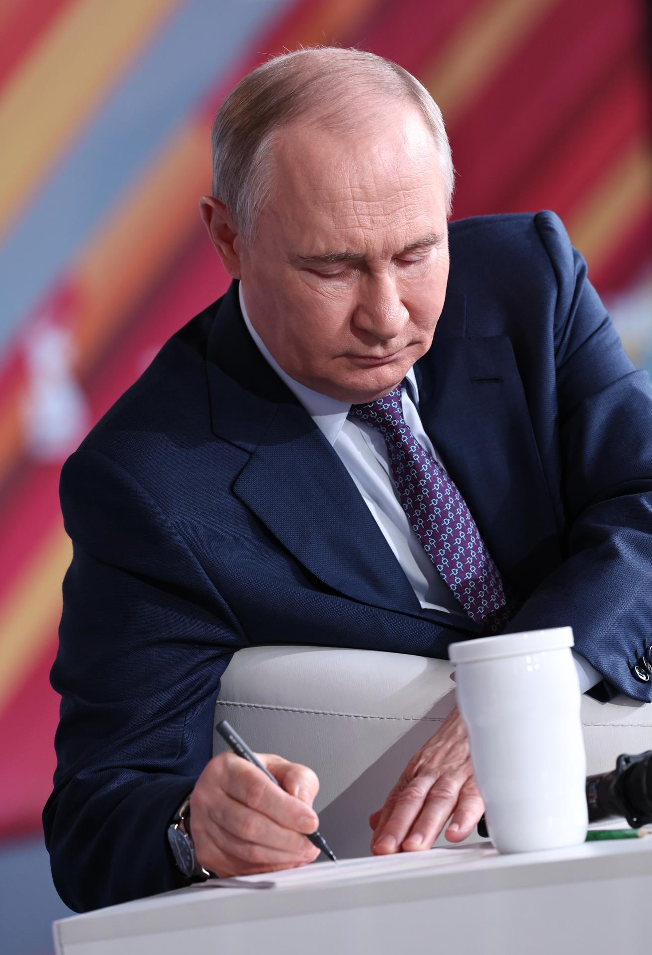 El presidente ruso, Vladímir Putin, asiste a una reunión con participantes del maratón educativo Znaniye.Pervye (Conocimiento: Los Primeros) en el Museo de la Victoria en Poklonnaya Gora en Moscú, Rusia, el 30 de abril de 2025. (Maratón, Rusia, Moscú) EFE/EPA/ALEXANDER KAZAKOV/SPUTNIK/KREMLIN POOL