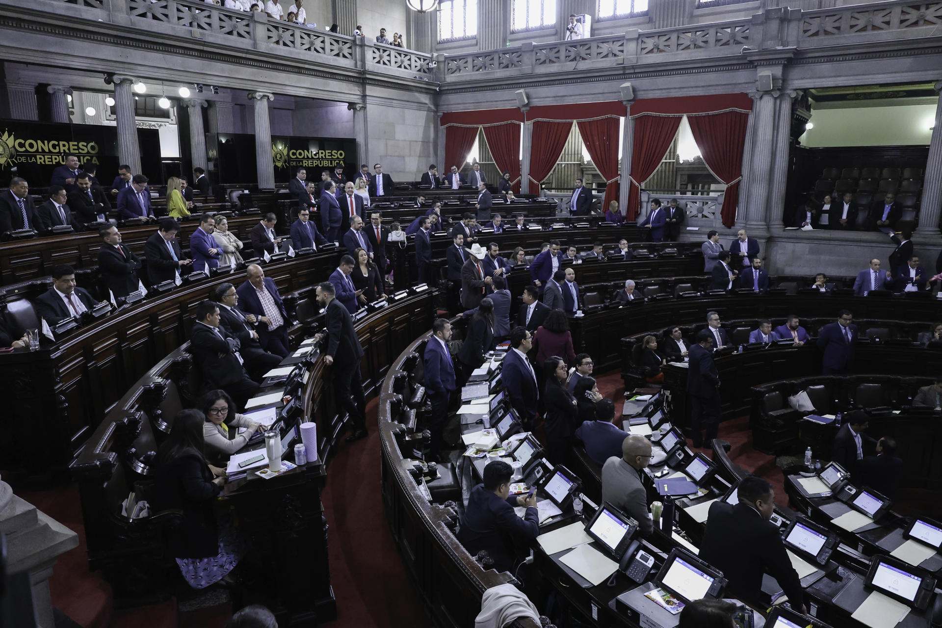 Fotografía de archivo en donde se ven diputados en el Congreso de la República, en Ciudad de Guatemala (Guatemala). EFE/ Mariano Macz