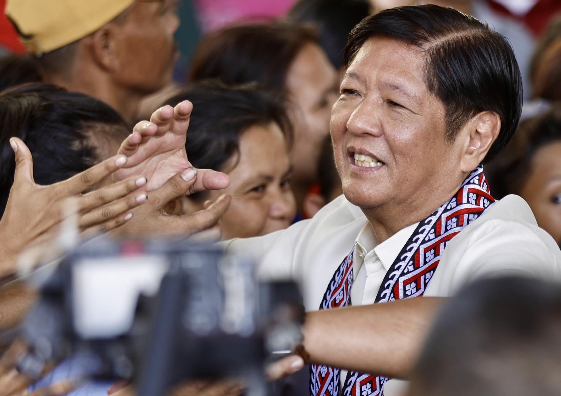 Fotografía de archivo, tomada el 14/12/2024, del presidente de Filipinas, Ferdinand 'Bongbong' Marcos Junior, saludando a simpatizantes durante un acto público en Manila. EFE/EPA/FRANCIS R. MALASIG