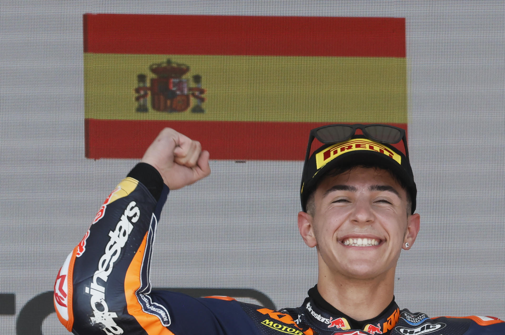 JEREZ DE LA FRONTERA (CÁDIZ), 26/04/2025.- El piloto español José Antonio Rueda (Red Bull KTM Ajo) celebra en el podio su victoria en la carrera de Moto3 del Gran Premio de España MotoGP 2025 en el circuito 'Ángel Nieto' de Jerez de la Frontera este domingo. EFE/ José Manuel Vidal