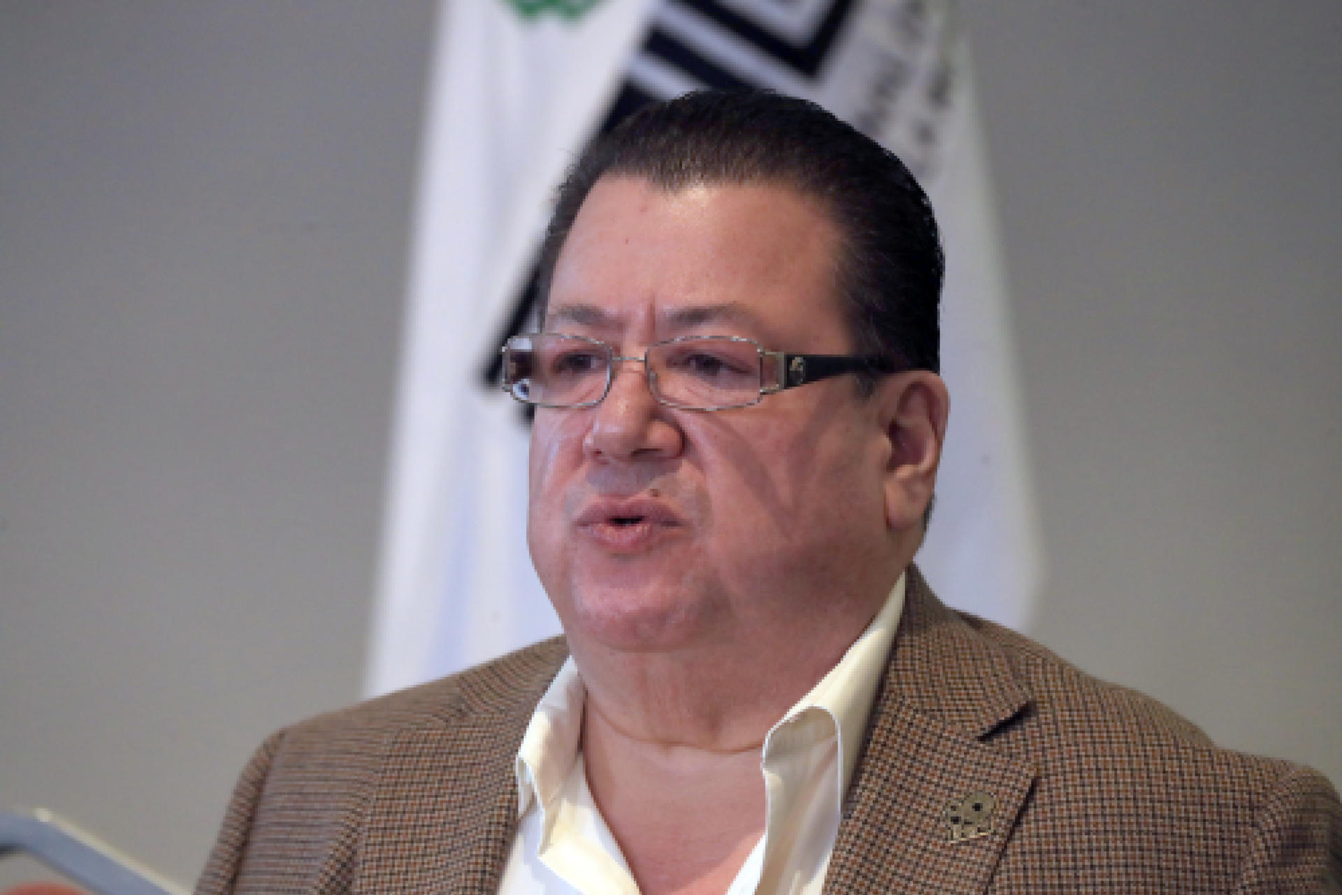 El delegado de la Asociación Nacional de Importadores y Exportadores de la república mexicana en el estado de Chihuahua, Marcelo Vázquez Tovar, participa este miércoles en una conferencia de prensa en Ciudad Juárez (México). EFE/ Luis Torres