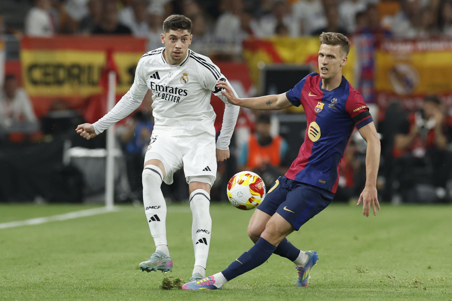 l centrocampista uruguayo del Real Madrid, Federico Valverde (i), disputa el balón ante el centrocampista del FC Barcelona, Dani Olmo, durante el encuentro correspondiente a la final de la Copa del Rey que disputaron Real Madrid y FC Barcelona en el estadio de La Cartuja, en Sevilla. EFE / Julio Muñoz.