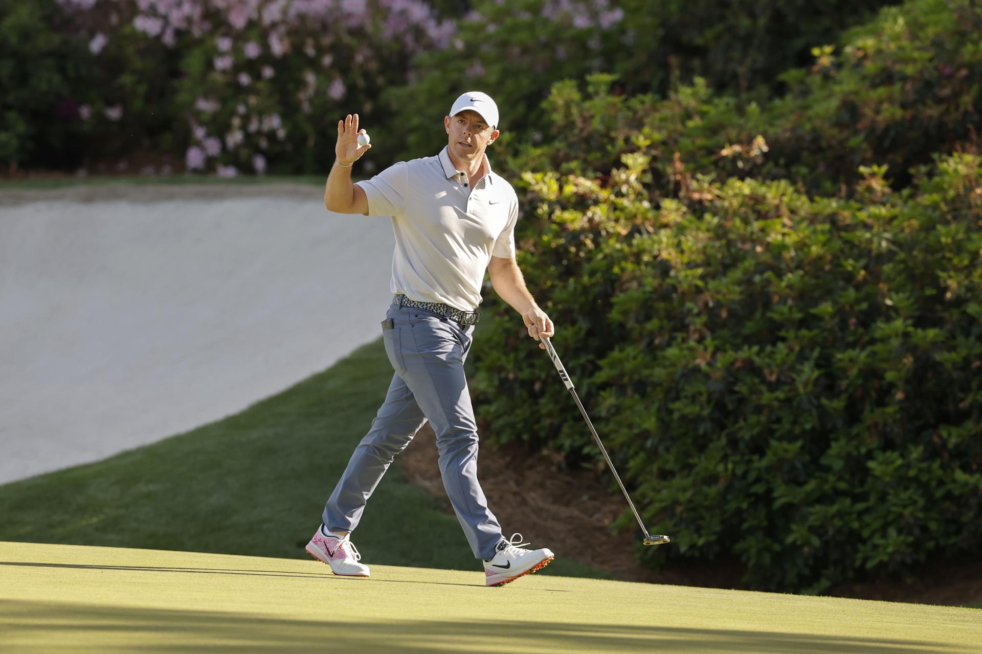 El norirlandés Rory McIlroy saluda a la multitud tras su putt de birdie en el green 13 durante la tercera ronda del Torneo Masters 2025 en el Augusta National Golf Club en Augusta, Georgia (EE.UU.). EFE/ERIK S. LESSER