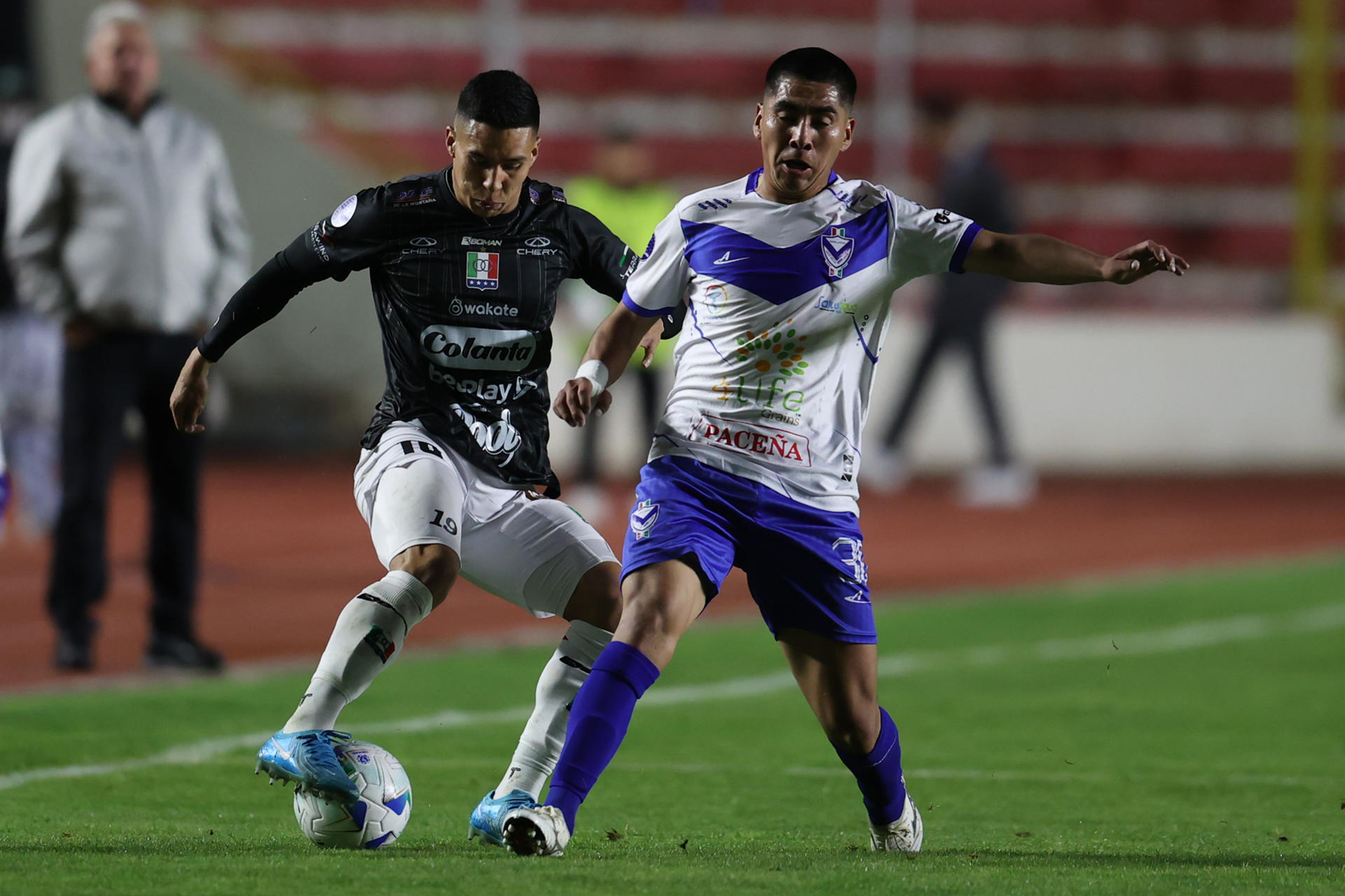 Fabricio Vásquez Quispe (d) de San José disputa el balón con Mateo García de Caldasen un partido de la fase de grupos de la Copa Sudamericana. EFE/ Luis Gandarillas