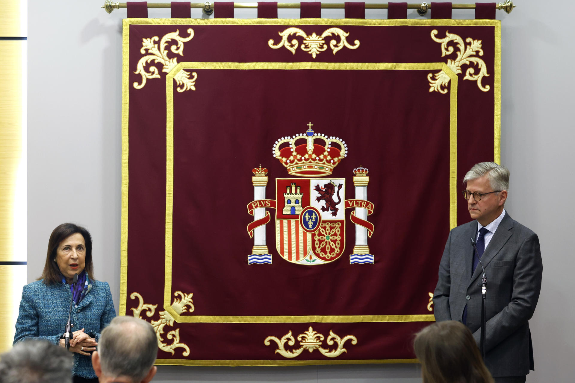 La ministra de Defensa, Margarita Robles, durante la rueda de prensa conjunta tras la reunión que ha mantenido con el secretario general adjunto de Operaciones de Paz de Naciones Unidas, Jean-Pierre Lacroix (d), este miércoles en Madrid. EFE/  Javier Lizón