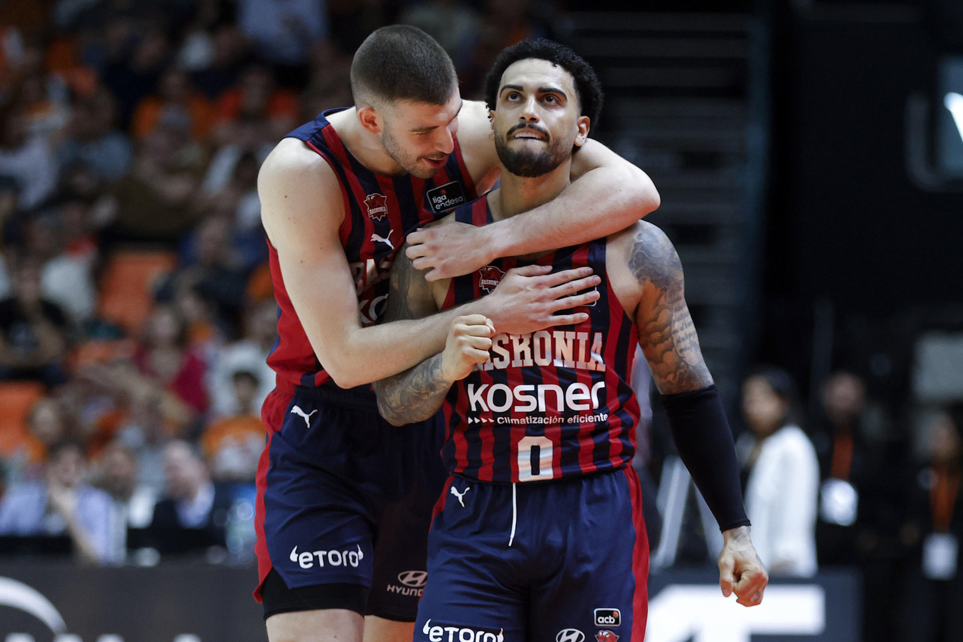 Los jugadores del Baskonia Markus Howard (d) y Nikos Rogkavopoulos, durante el partido de Liga Endesa disputado este domingo en el Pabellón de Fuente de San Luis de Valencia. EFE/Miguel Ángel Polo