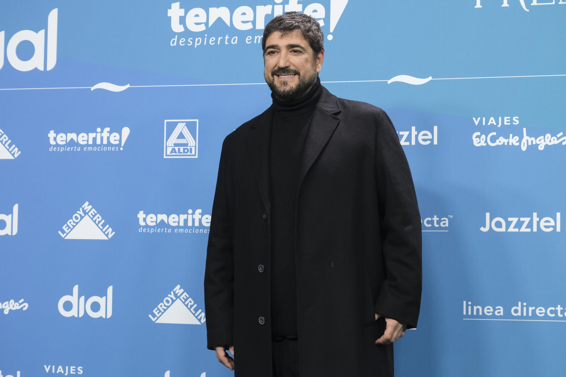 El cantante Antonio Orozco posa a su llegada a la gala de entrega de los Premios Dial 2025, que se celebró en Santa Cruz de Tenerife. EFE/Alberto Valdés