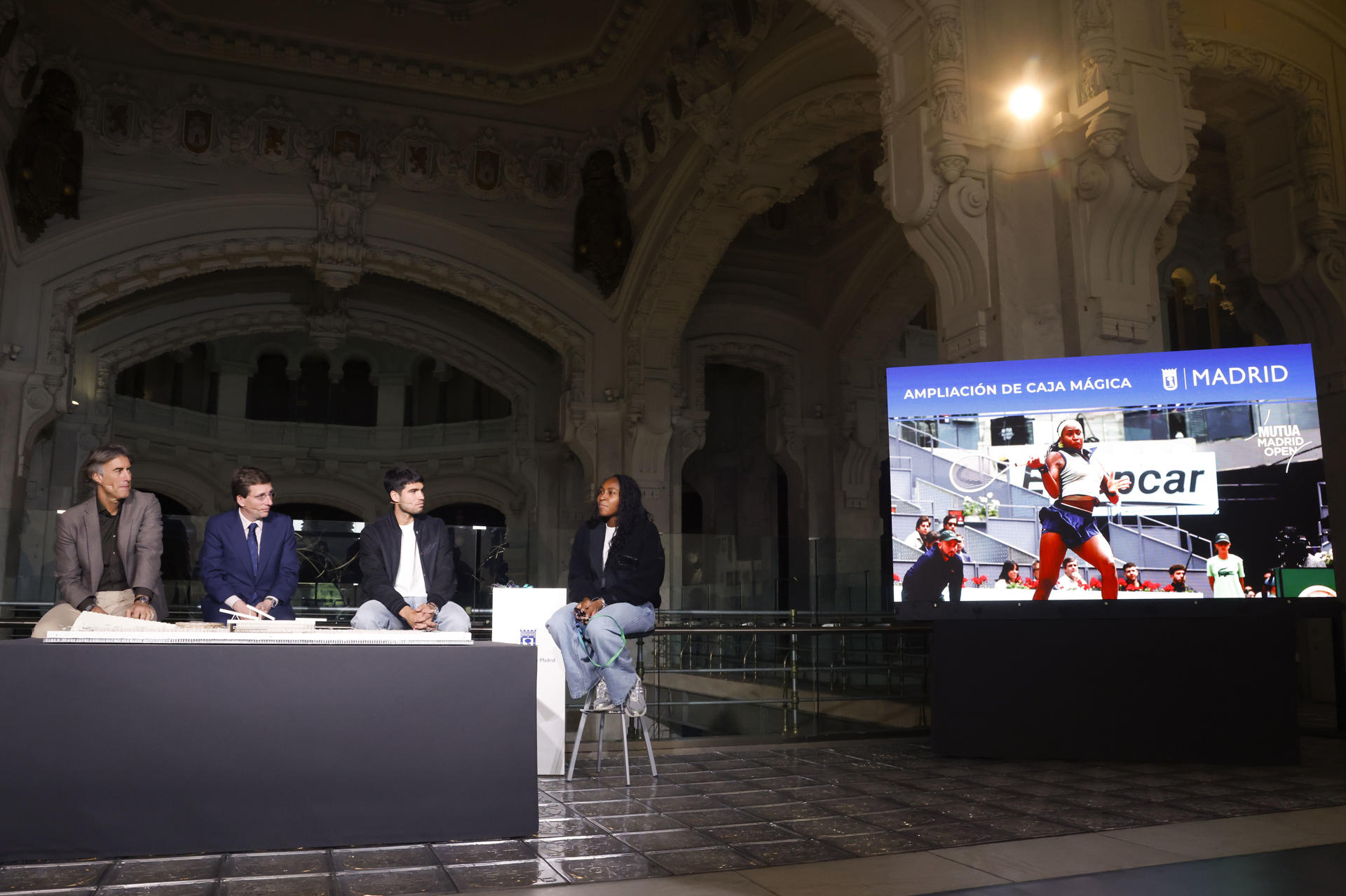 (De i a d) El presidente del Mutua Madrid Open, Gerard Tsobanian; el alcalde de Madrid, José Luis Martínez-Almeida y los tenistas Carlos Alcaraz y Coco Gauff durante la presentación del proyecto del nuevo estadio semipermanente de la Caja Mágica este martes, en Madrid. EFE/ Blanca Millez
