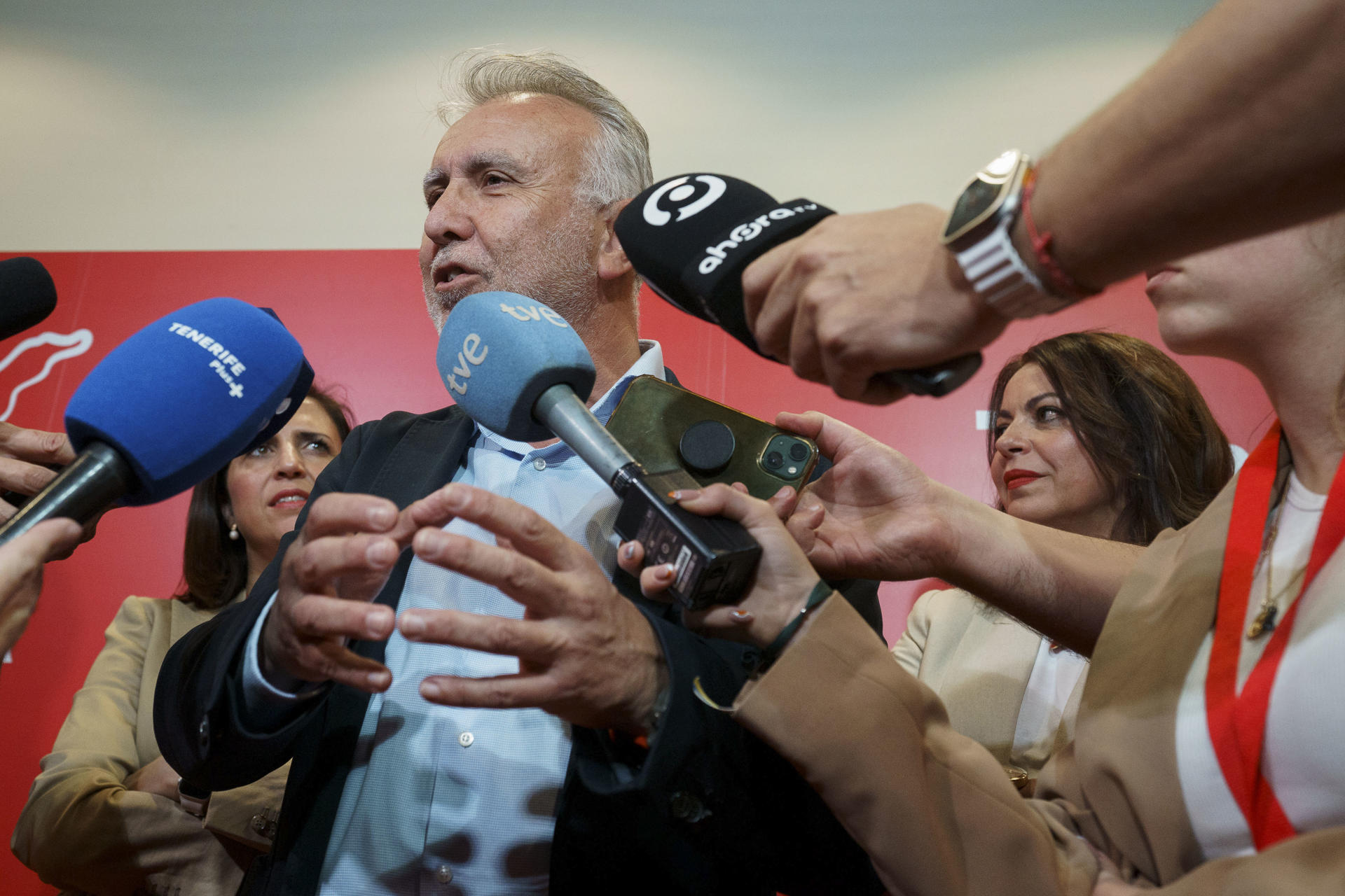 El ministro de Política Territorial y Administración Pública, Ángel Víctor Torres, atiende a la prensa durante el 18 Congreso Insular del PSOE el mes pasado en Tenerife.EFE/Ramón de la Rocha