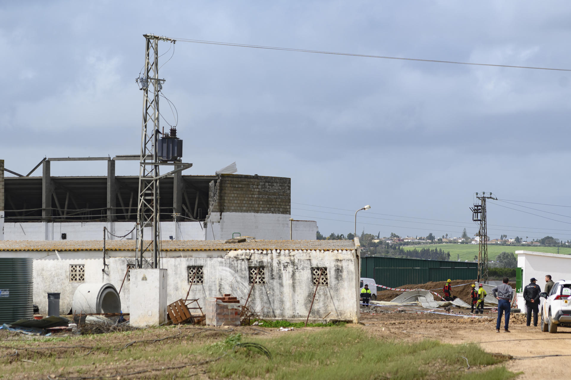 Tres personas han fallecido este viernes en el derrumbe de una nave industrial del término municipal de Coria del Río (Sevilla), en el conocido como Cortijo El Sequero, que se ha derrumbado por efecto del fuerte viento y la lluvia . EFE/Raúl Caro