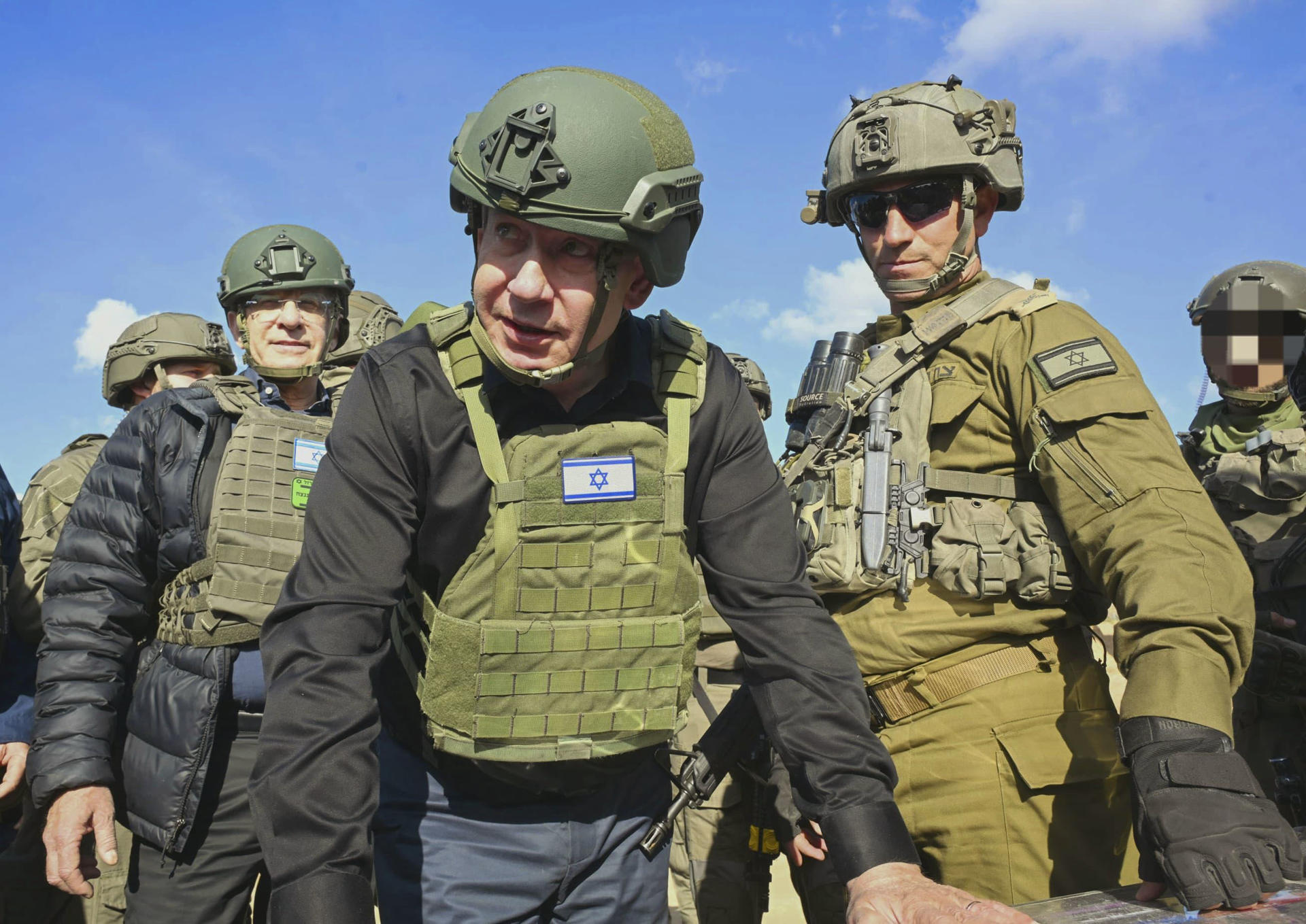 El primer ministro israelí, Benjamín Netanyahu, visitó este martes el norte de la Franja de Gaza, en la que sería su primera visita al enclave desde que Israel inició una nueva ofensiva el pasado 18 de marzo tras romper el alto el fuego con Hamás.EFE/GPO***SOLO USO EDITORIAL/SOLO DISPONIBLE PARA ILUSTRAR LA NOTICIA QUE ACOMPAÑA (CRÉDITO OBLIGATORIO)***