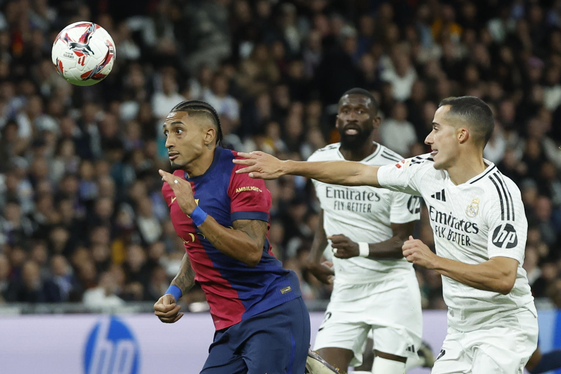 Raphinha, perseguido por Lucas Vázquez y Rudiger en el Real Madrid-Barcelona de la primera vuelta. EFE/Juanjo Martín