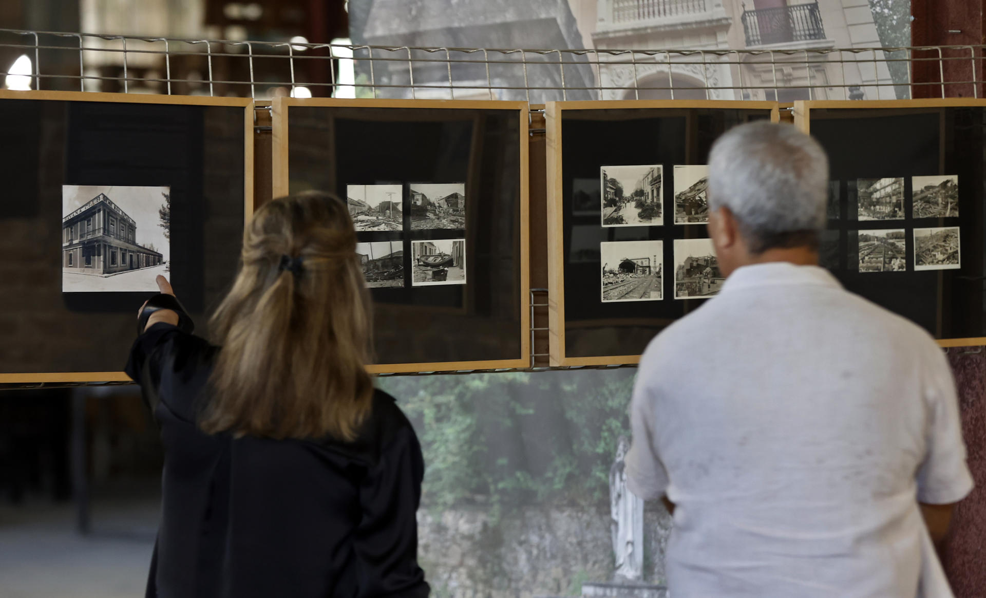 Personas asisten a la exposición 'Hacer país' este miércoles, en La Habana (Cuba). EFE/ Ernesto Mastrascusa