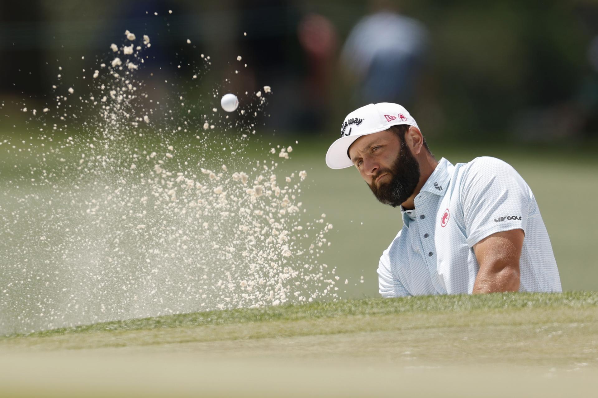El español Jon Rahm sale de un trampa de arena en el hoyo 17 durante la tercera ronda del Torneo Masters 2025 en el Augusta National Golf Club en Augusta, Georgia (EE.UU.). EFE/CJ GUNTHER