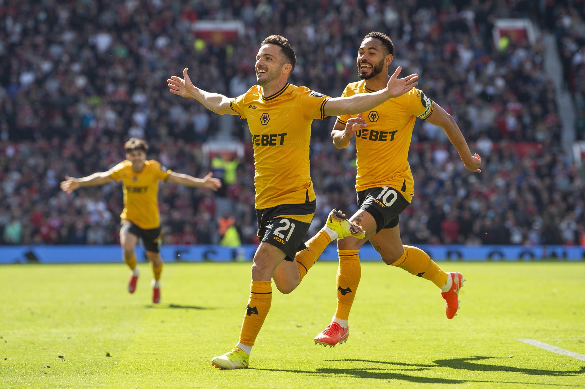 El jugador español Pablo Sarabia, del Wolverhampton Wanderers, celebra el gol de la victoria durante el partido de la Premier League que han jugado Manchester United y Wolverhampton Wanderers en Manchester, Reino Unido. EFE/EPA/PETER POWELL