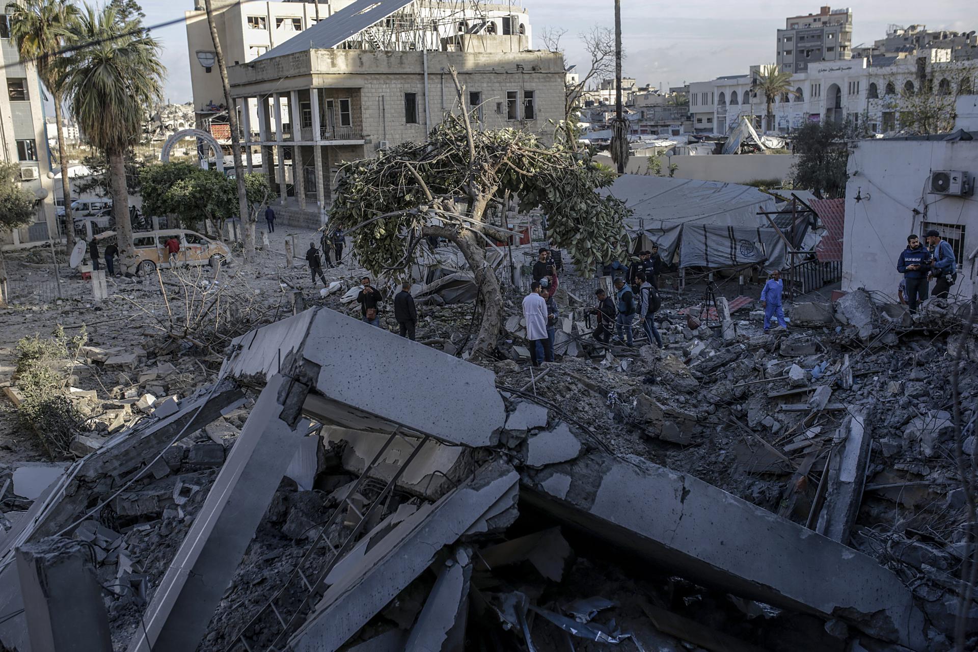 Palestinos inspeccionan el edificio destruido del hospital Al Ahli, también conocido como hospital Bautista, tras el ataque aéreo israelí en la ciudad de Gaza, el 13 de abril de 2025. EFE/EPA/MOHAMMED SABER