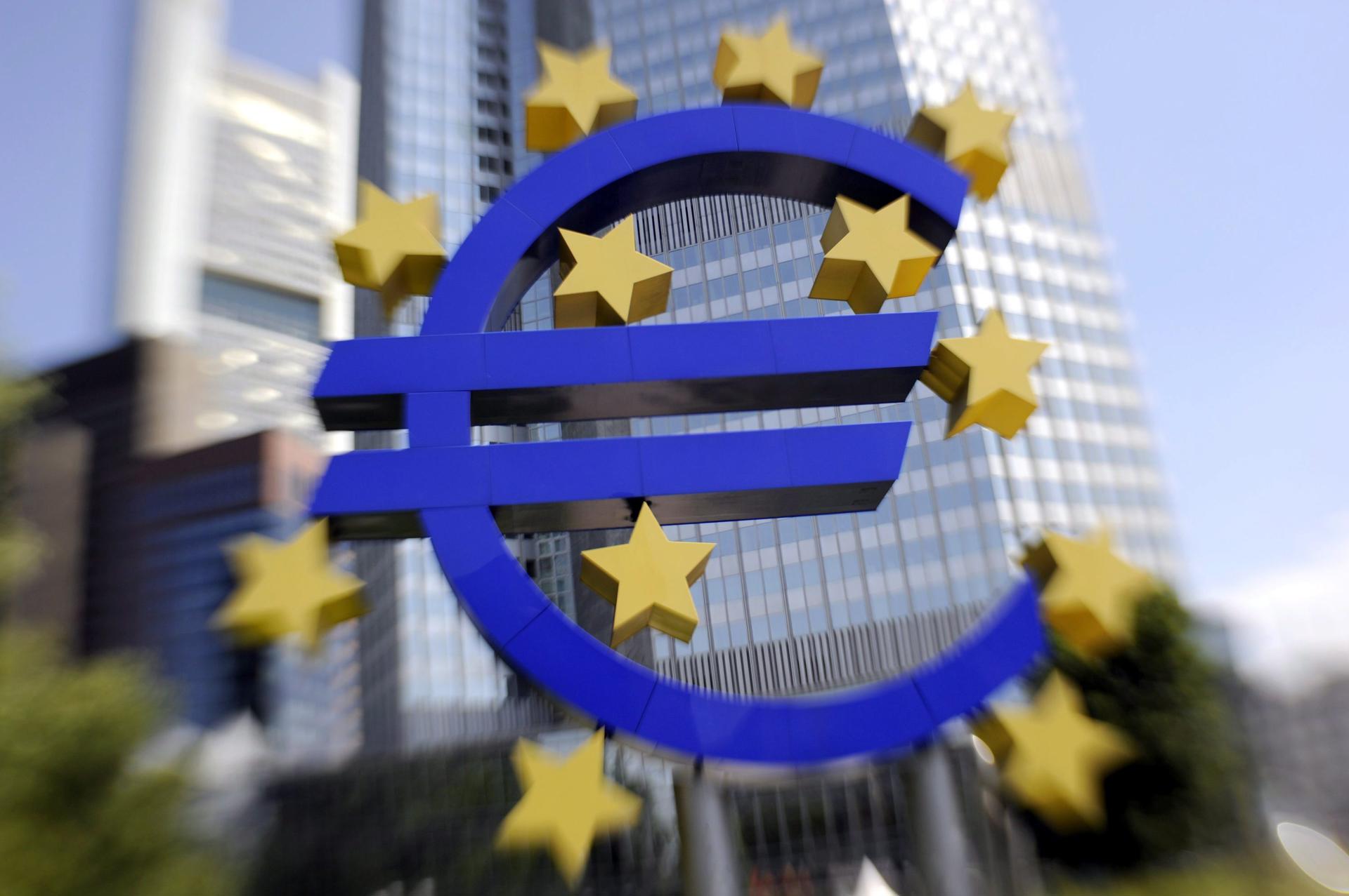 Imagen del símbolo de un euro. EPA/BORIS ROESSLER