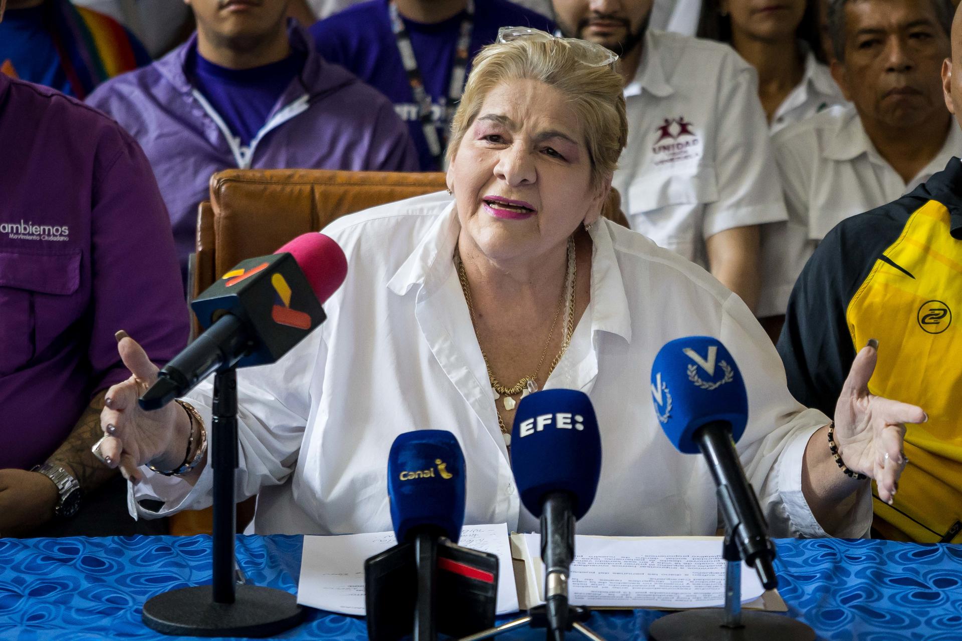 La candidata a diputada de la Asamblea Nacional, Myriam Do Nascimento, habla durante un acto de La Alianza Democrática, en el inicio de la campaña para los comicios regionales y legislativos este martes, en Caracas (Venezuela). EFE/ Miguel Gutiérrez