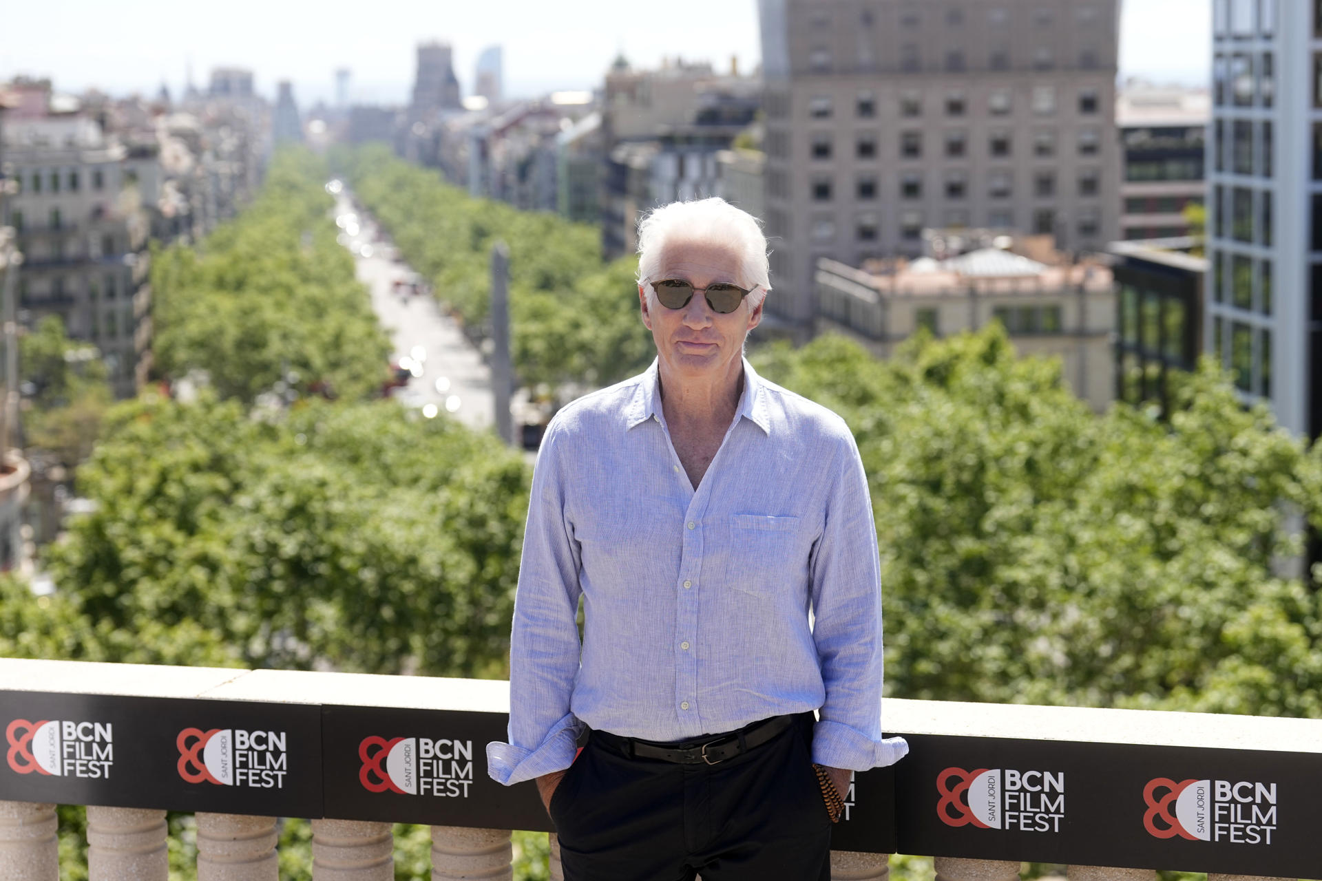 - El actor estadounidense Richard Gere posa para la prensa gráfica durante la presentación en el marco del BCN Film Fest del documental 'Sabiduría y felicidad', un retrato íntimo en el que el Dalai lama habla directamente a cámara sobre la paz interior, la felicidad y el potencial para un siglo XXI pacífico y feliz, y que Gere ha producido. EFE/Enric Fontcuberta