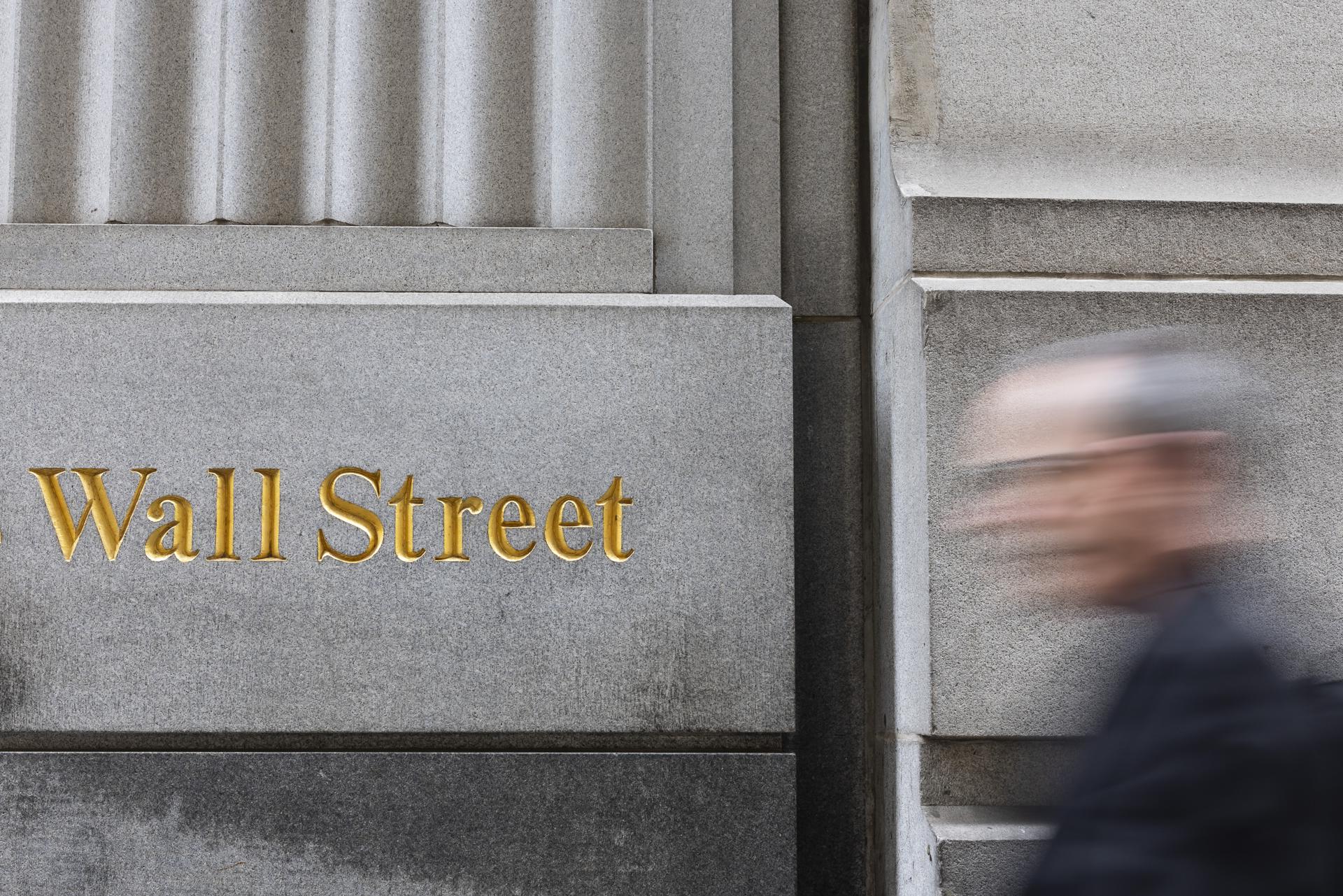 Un peatón pasa junto a un letrero de Wall Street cerca de la Bolsa de Valores de Nueva York, EE. UU. EFE/EPA/JUSTIN LANE