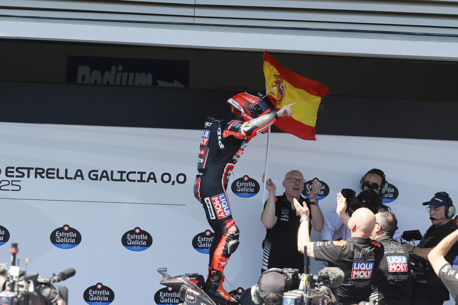 El piloto español Manuel González, del equipo Liqui Moly Dynavolt Intact GP, celebra su victoria en la carrera de Moto2 del Gran Premio de España MotoGP 2025 en el circuito 'Ángel Nieto' de Jerez de la Frontera. EFE/ Jose Manuel Vidal