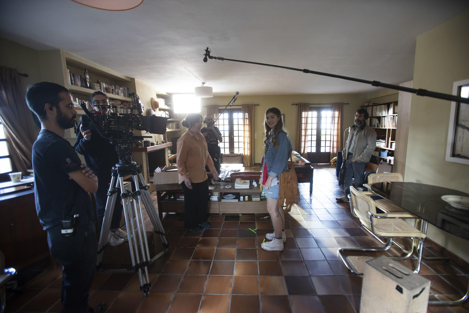 Fotografía de archivo en donde se ve a un equipo de producción realizando un rodaje. EFE / Salvador Sas