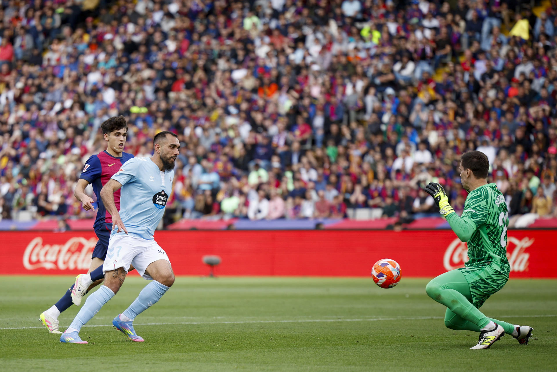 El delantero del Celta de Vigo Borja Iglesias marca el tercer gol de su equipo ante el FC Barcelona durante el partido de la jornada 32 de LaLiga EA Sports que FC Barcelona y Celta de Vigo disputaron en el estadio olímpico Lluís Companys en Barcelona. EFE/Alberto Estévez