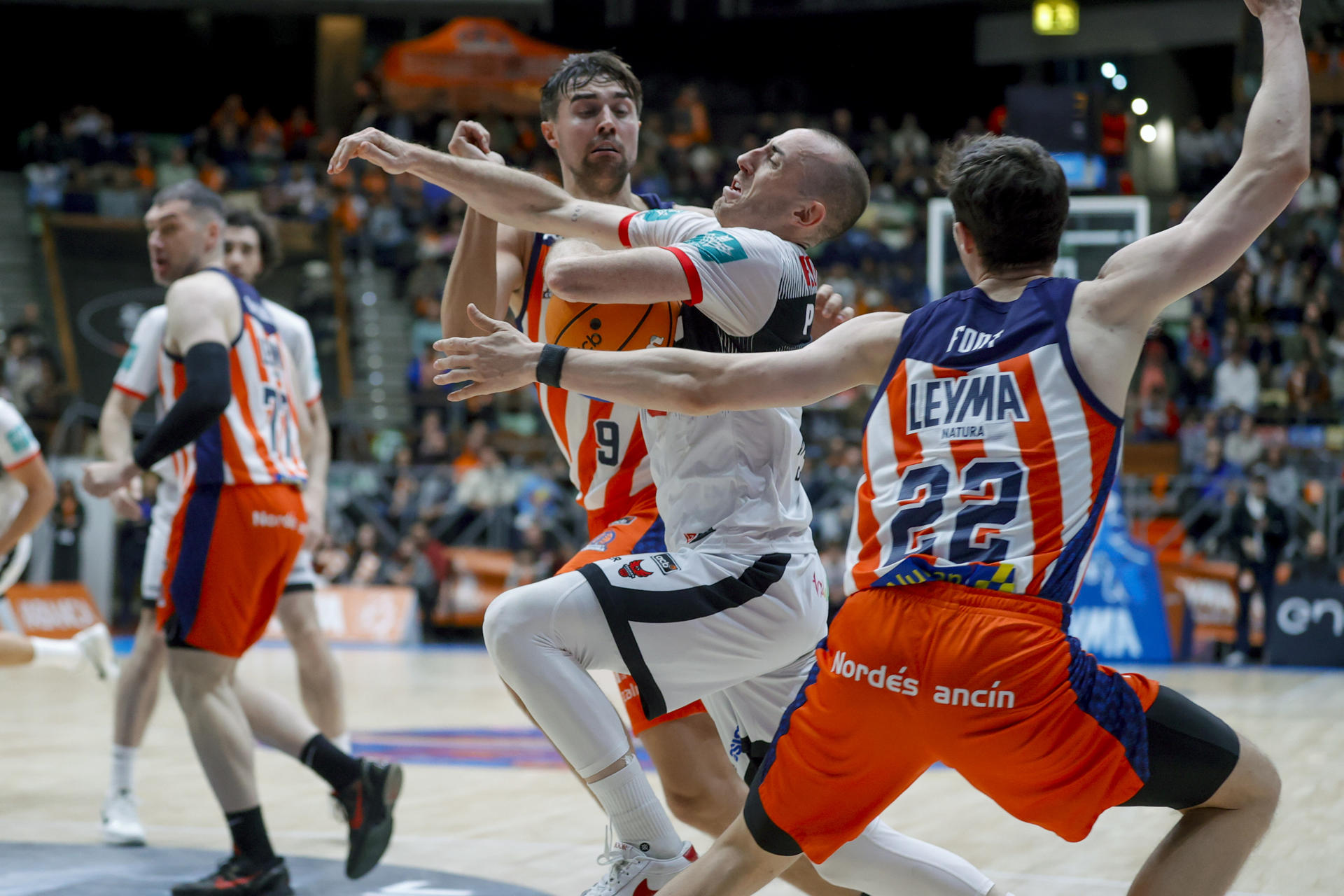 El base francés del Covirán Granada, Jonathan Rousselle, conduce el balón ante el pívot servio del Leyma Básquet Coruña, Goran Huskic, durante el encuentro correspondiente a la jornada 28 de la Liga Endesa en el Coliseum de A Coruña. EFE/Cabalar