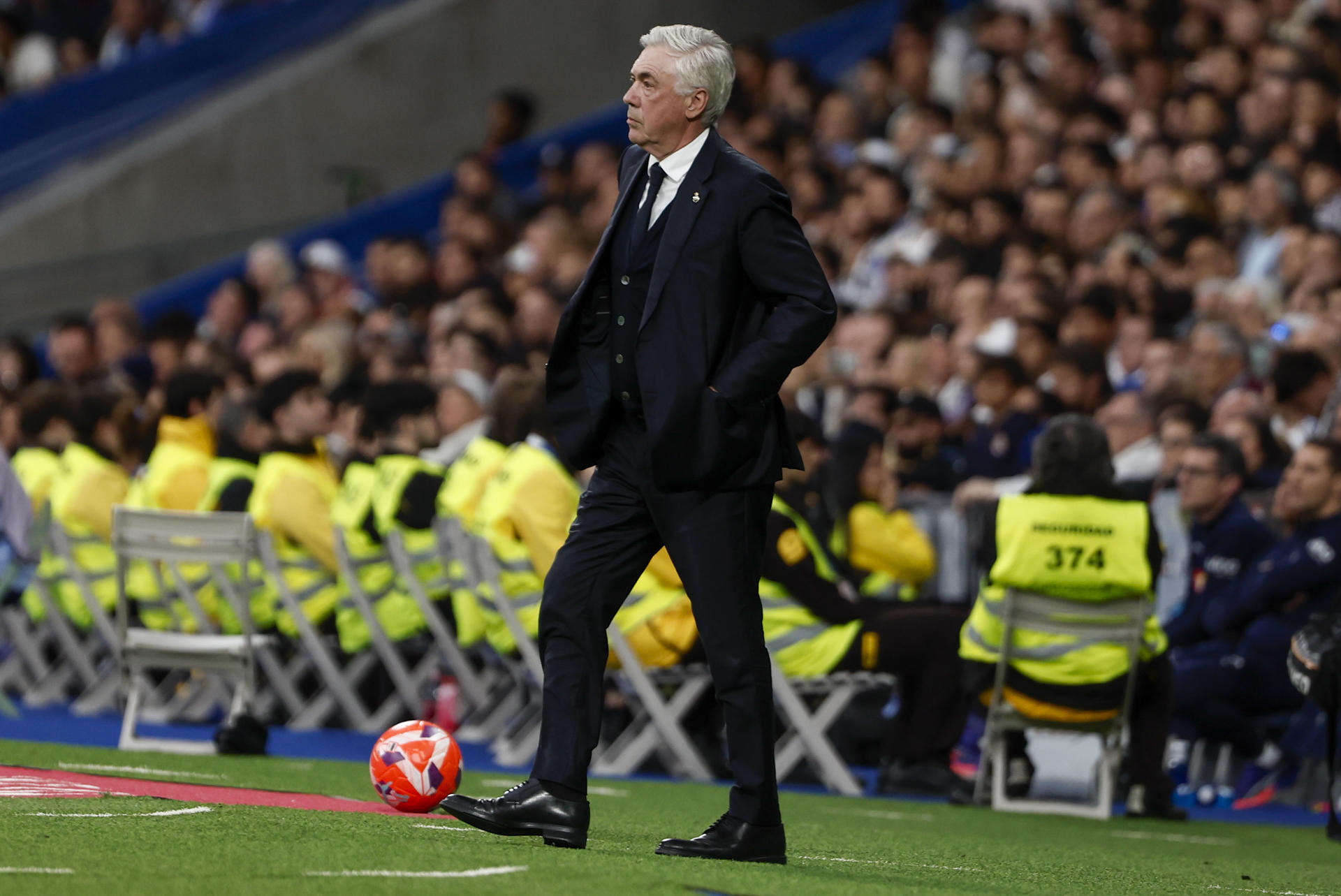 El entrenador del Real Madrid, Carlo Ancelotti, durante el partido de LaLiga disputado este sábado en el estadio Santiago Bernabéu en Madrid. EFE/Sergio Pérez