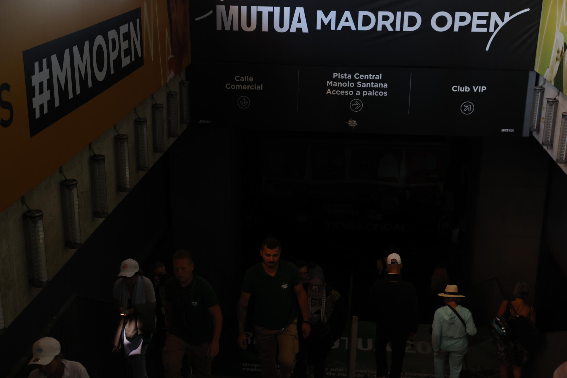 Asistentes al Mutua Madrid Open abandonan las instalaciones de la Caja Mágica el lunes debido al apagón del suministro eléctrico. EFE/ Chema Moya