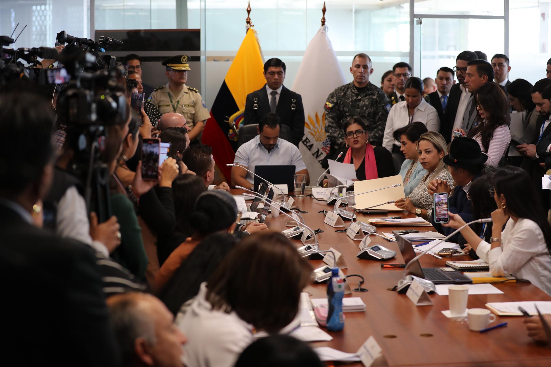 Fotografía de archivo de las ministras de Relaciones Exteriores, Gabriela Sommerfeld (d), de Interior y Gobierno, Mónica Palencia (2-d), y el ministro de Defensa, Gian Carlo Loffredo (i), explicando la incursión a la Embajada de México para detener al exvicepresidente Jorge Glas el pasado viernes, en Quito (Ecuador). EFE/ José Jácome