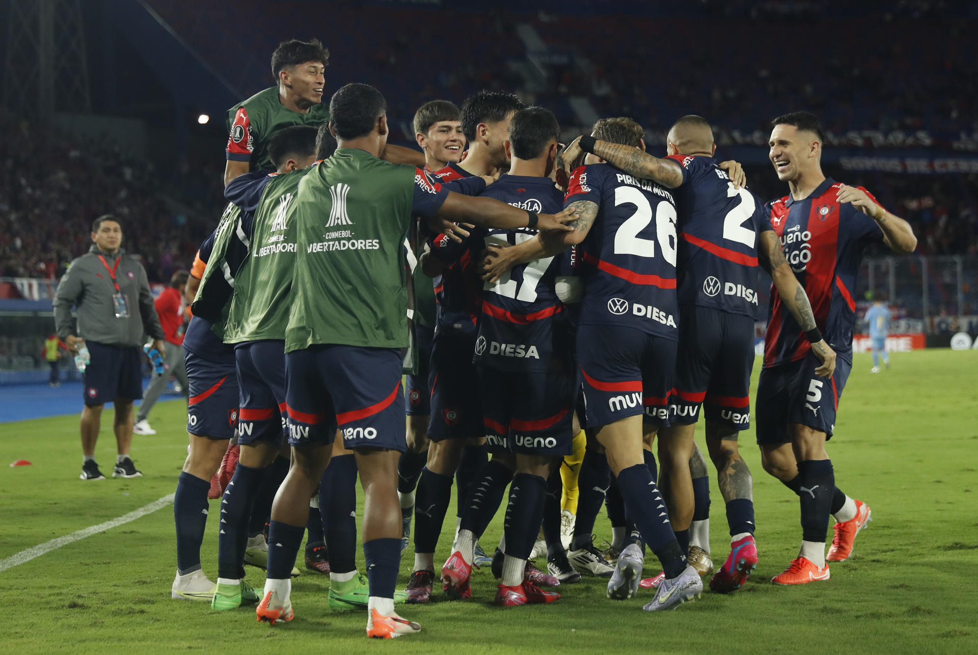 Jugadores de Cerro celebran un gol en un partido de la fase de grupos de la Copa Libertadores. EFE/ Juan Pablo Pino