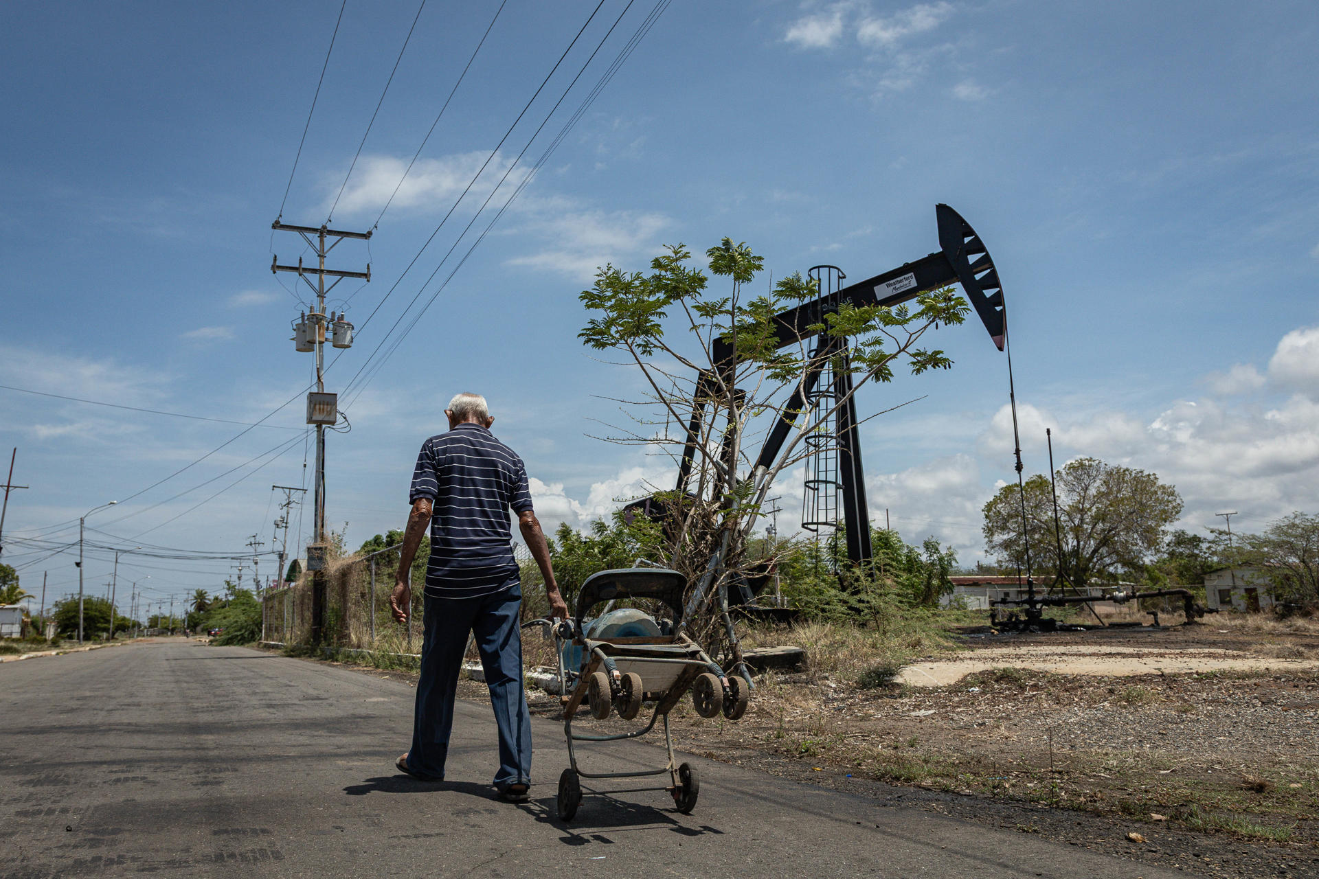 Imagen del pasado 8 de abril de una unidad de bombeo de petróleo en Maracaibo (Venezuela). EFE/ Henry Chirinos
