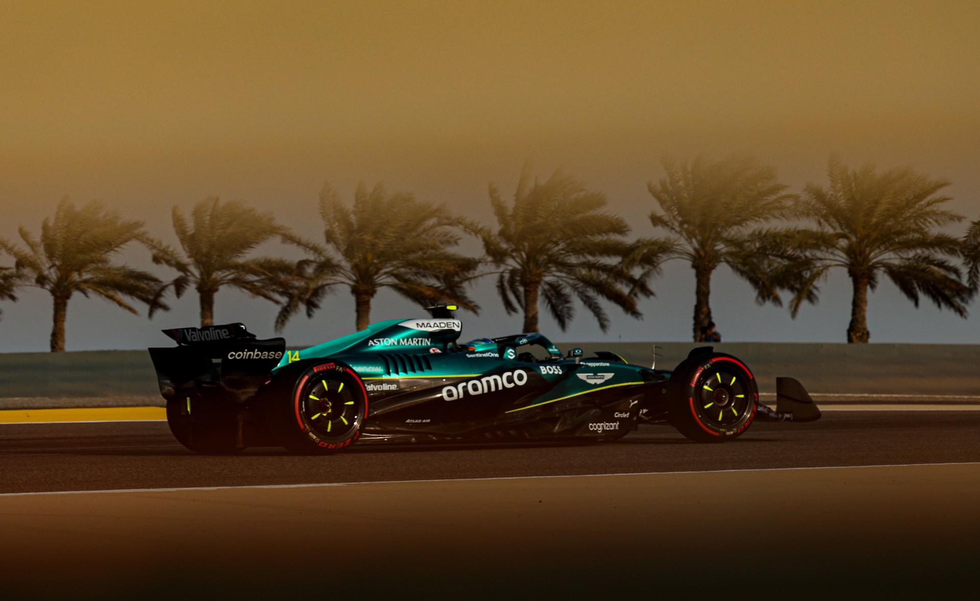 El español Fernando Alonso (Aston Martin), doble campeón del mundo de Fórmula Uno, durante la sesión de entrenamientos. Alonso quedó eliminado este sábado en la segunda ronda (Q2) de la sesión de clasificación para el Gran Premio de Baréin, el cuarto del Mundial de Fórmula Uno, que se disputa en el circuito de Sakhir. EFE/ALI HAIDER