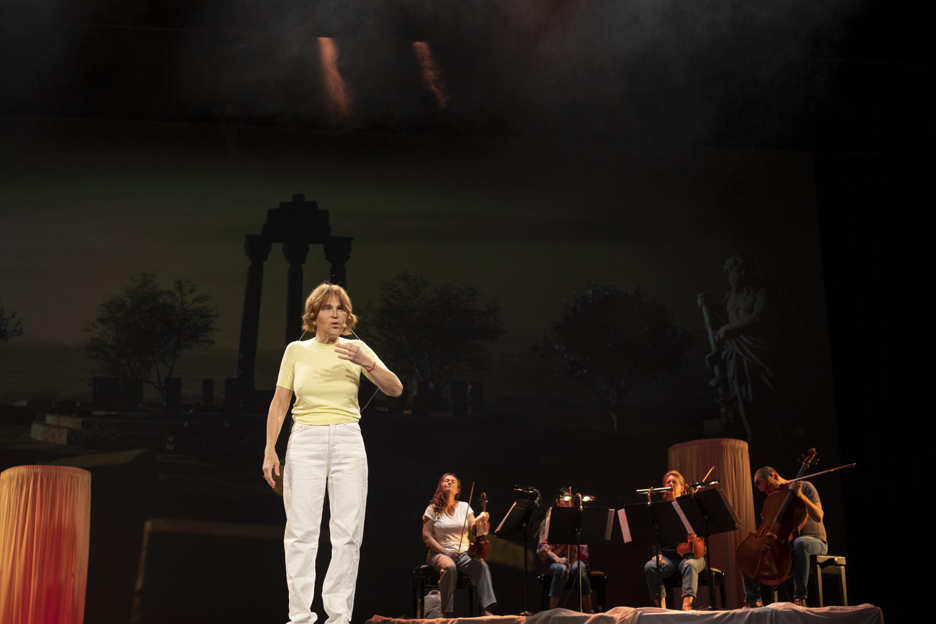 Con el humor que la define, Antonia San Juan se sube a las tablas del Teatro Pérez Galdós de Las Palmas de Gran Canaria este jueves y viernes con el espectáculo 'Échale las culpas a Pandora', para narrar desde una nueva perspectiva las historias de seis mujeres de la mitología griega, tradicionalmente retratadas como figuras pasivas. EFE/Quique Curbelo