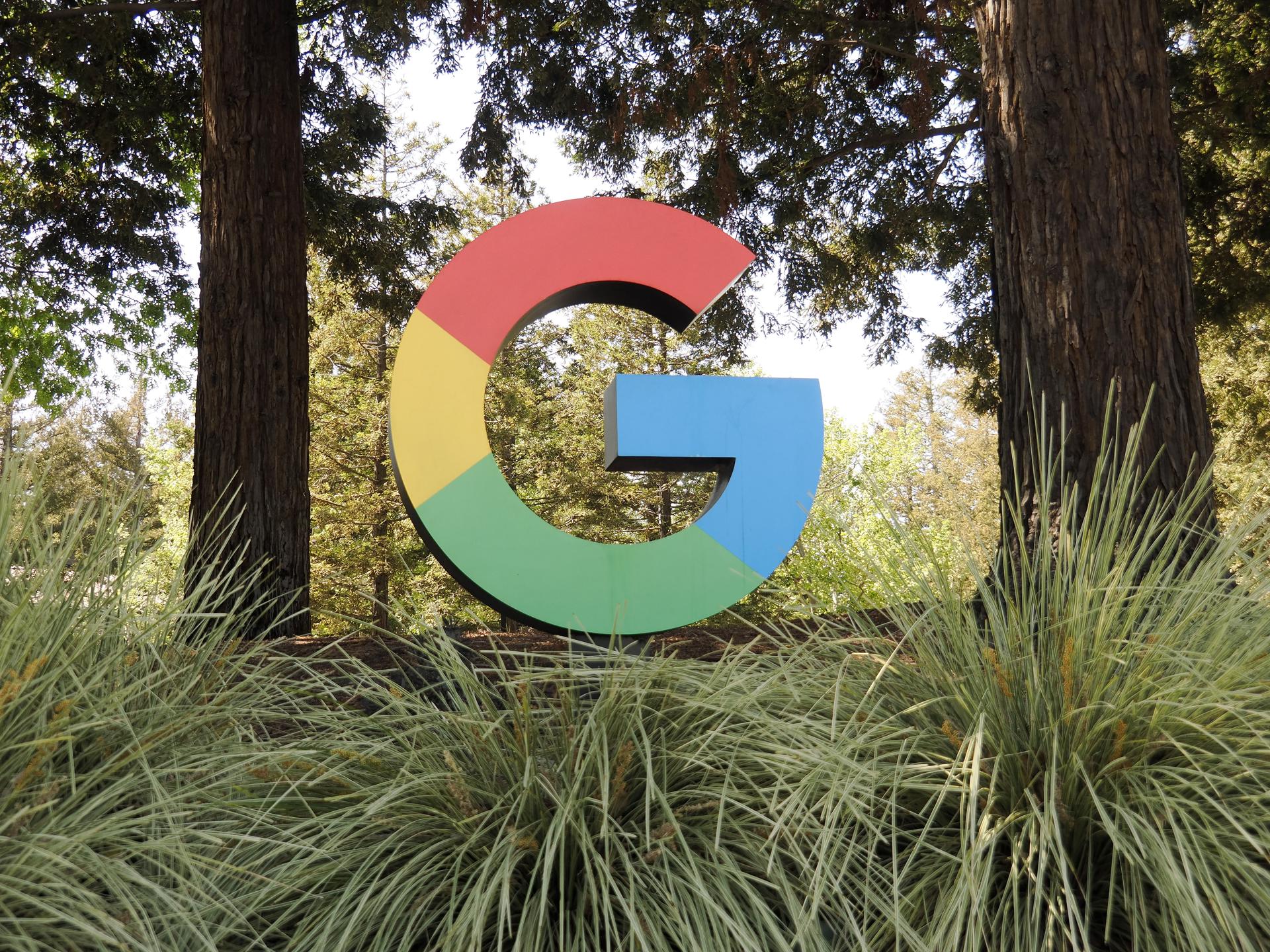 Fotografía de archivo en donde se ve el de Google en la entrada del campus central en Mountain View, California, EE. UU. EFE/JOHN G. MABANGLO