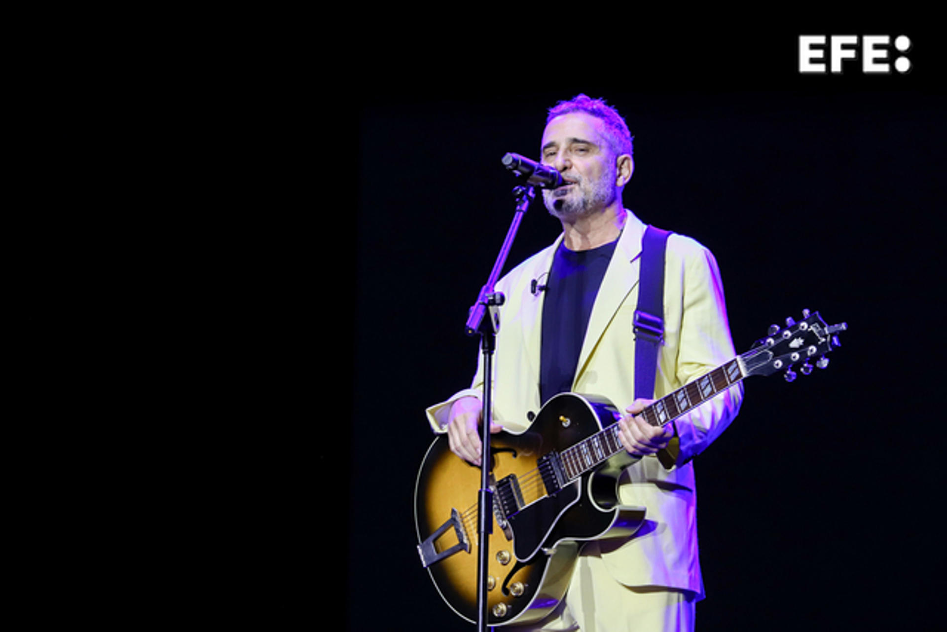El cantautor uruguayo Jorge Drexler durante su actuación en el concierto de este sábado del festival Starmus, Isla de Las Estrellas. EFE/ Luis G Morera