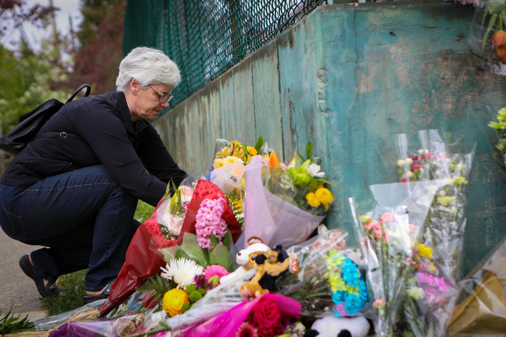 Una mujer deja este lunes, 28 de abril, una ofrenda floral en el lugar en el que un hombre atropelló el pasado sábado a decenas de personas en Vancouver (Canadá). Por el ataque han muerto 11 personas. EFE/Justine Beaulieu-Poudrier