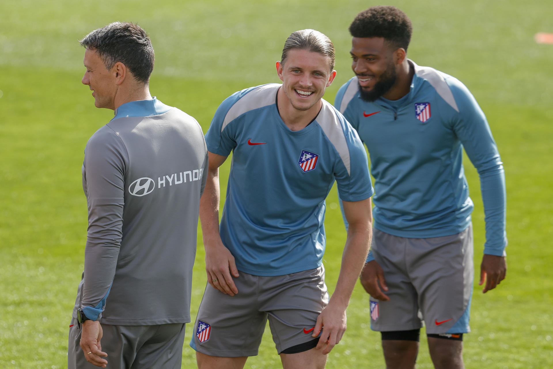 El jugador del Atlético de Madrid Conor Gallagher (c), durante el entrenamiento del equipo en la Ciudad Deportiva de Majadahonda. EFE/ Zipi Aragon