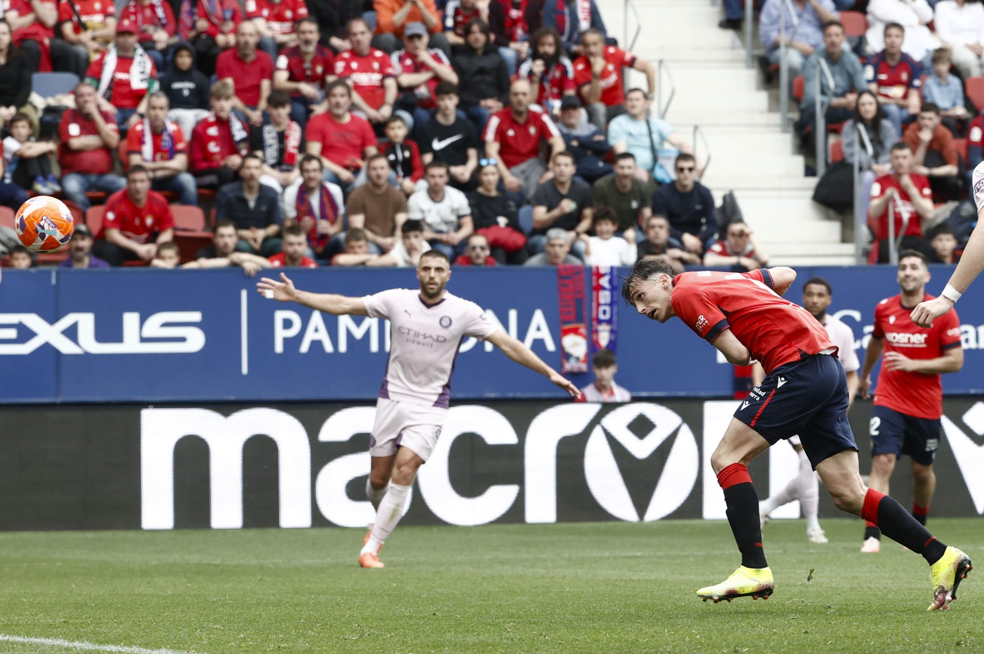 - El delantero croata del Osasuna Ante Budimir marca de cabeza el primer gol para su equipo ante el Girona, durante el partido que disputaron en el estadio de El Sadar, correspondiente a la jornada 31 de Laliga. EFE/ Jesús Diges Budimir