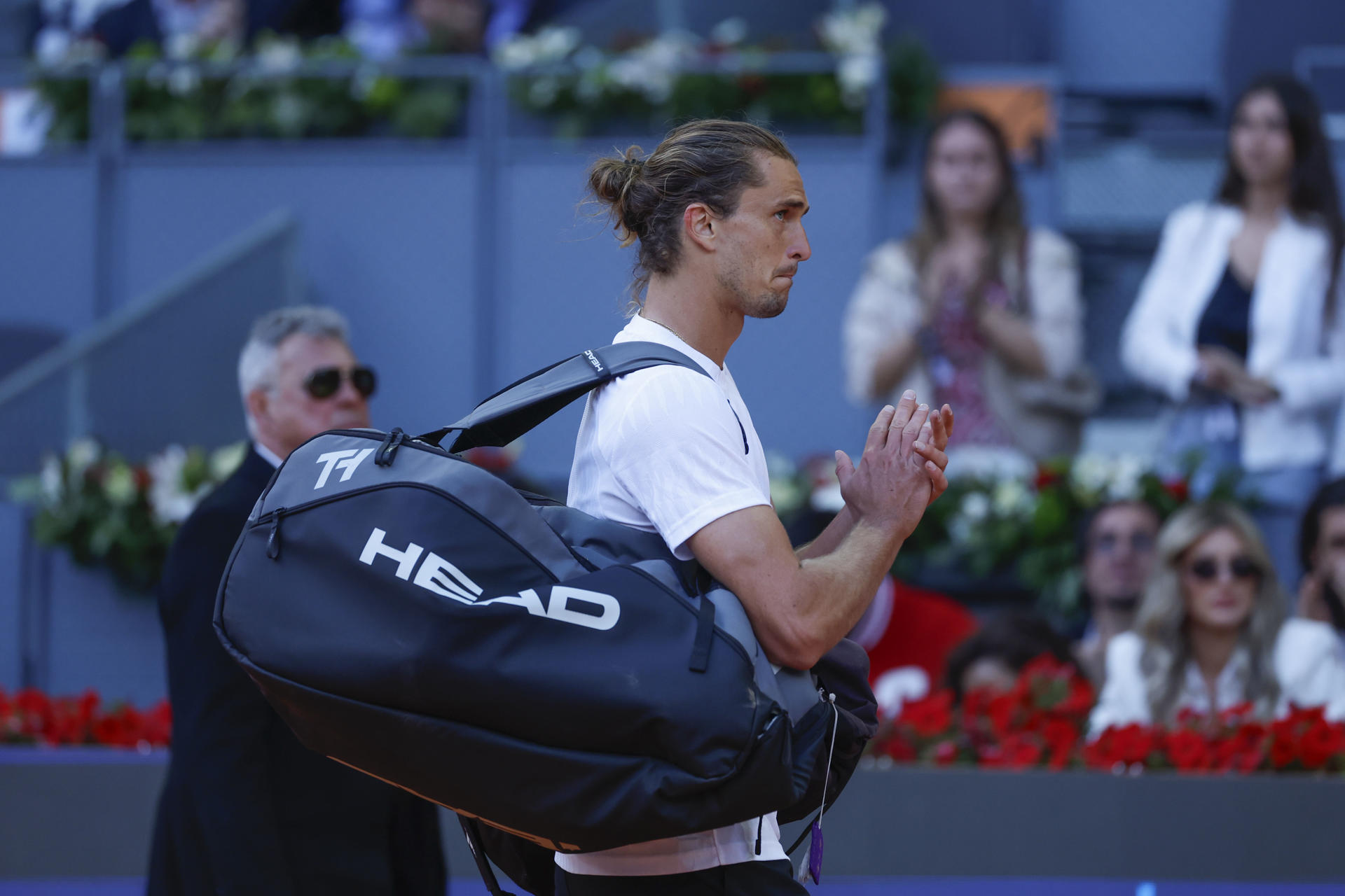 El tenista alemán Alexander Zverev tras su derrota ante el argentino Francisco Cerundolo en el partido de octavos de final Individual Masculina del Mutua Madrid Open este martes en la Caja Mágica en Madrid. EFE/ Juanjo Martín