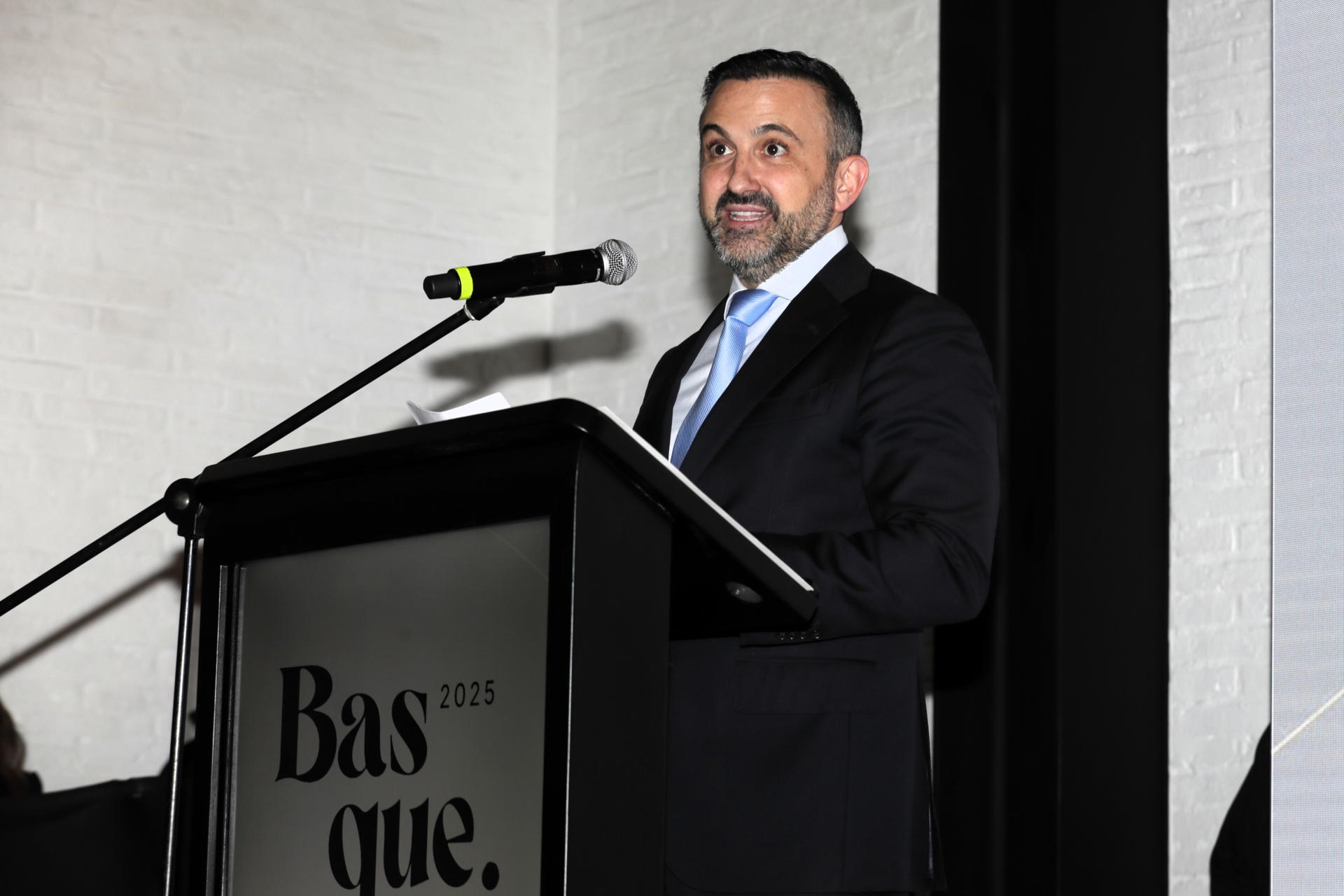 El embajador de España en Colombia, Santiago Jiménez Martín, habla durante la entrega del 'Reconocimiento a la excelencia gastronómica vasca en Colombia' este miércoles, en Bogotá (Colombia). EFE/ Carlos Ortega